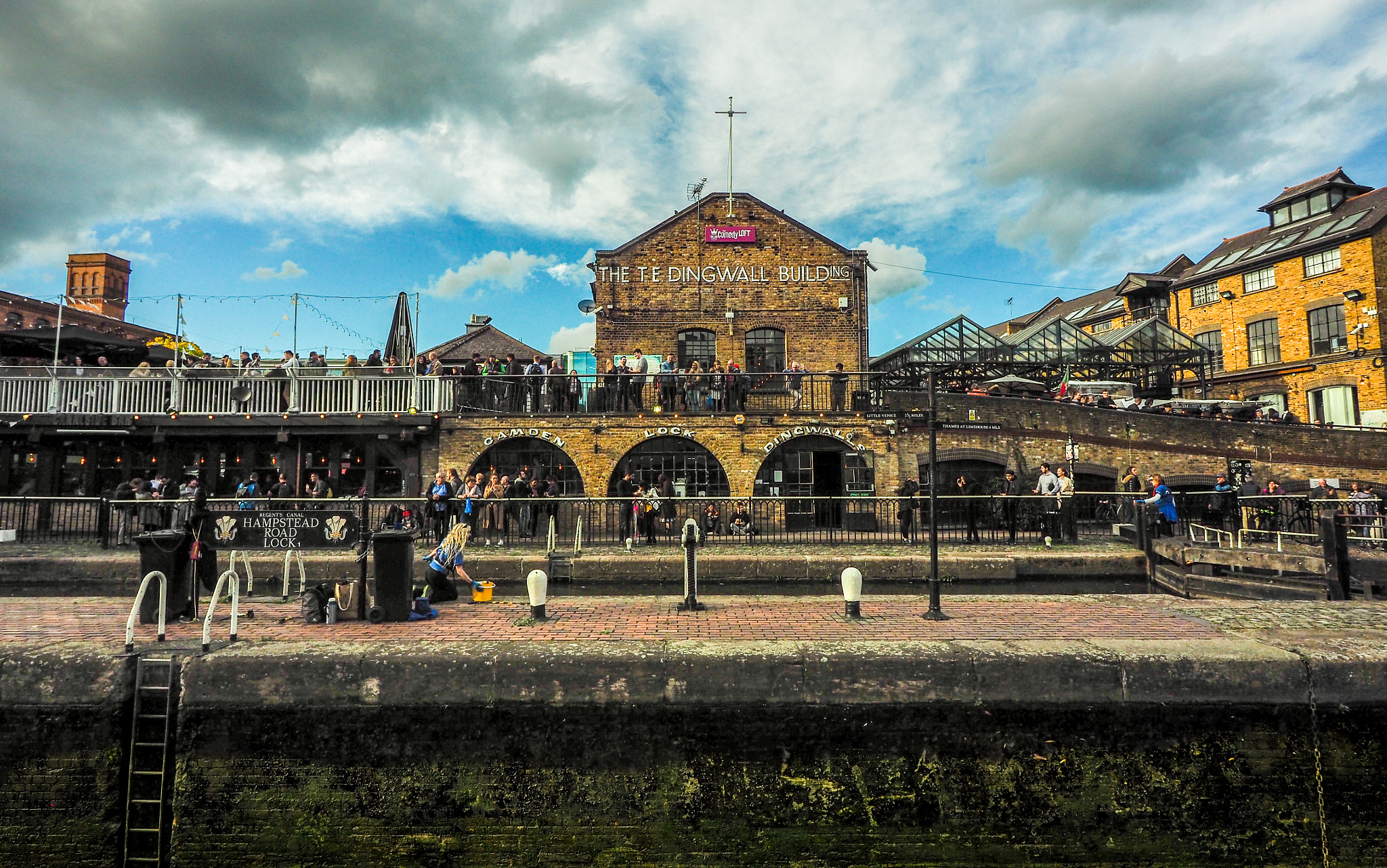 Olympus OM-D E-M10 II + Panasonic Lumix G Vario 7-14mm F4 ASPH sample photo. Camden town locks photography