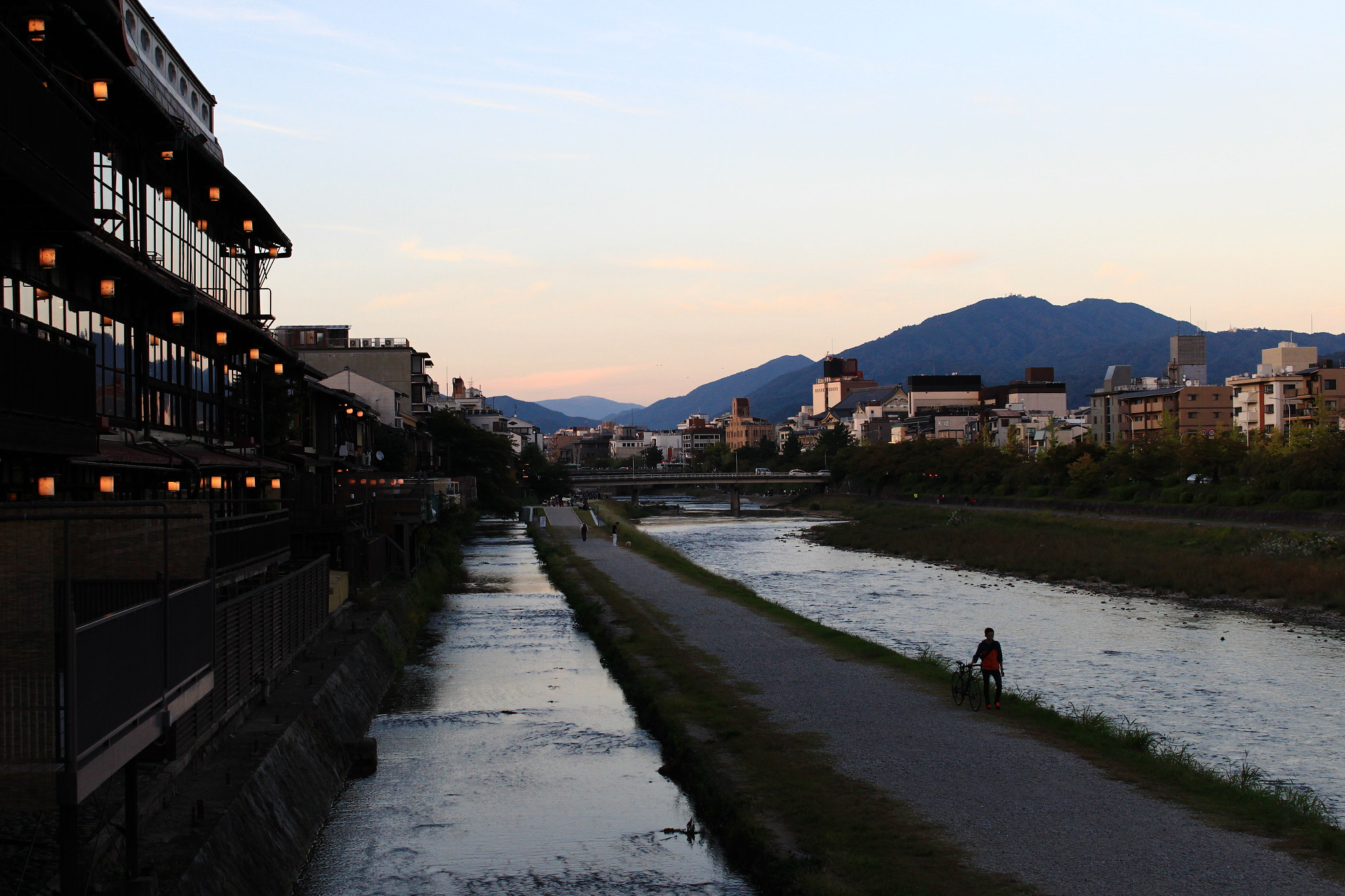Canon EOS 700D (EOS Rebel T5i / EOS Kiss X7i) + Canon EF-S 18-55mm F3.5-5.6 IS STM sample photo. The kamogawa-riverside at dusk photography