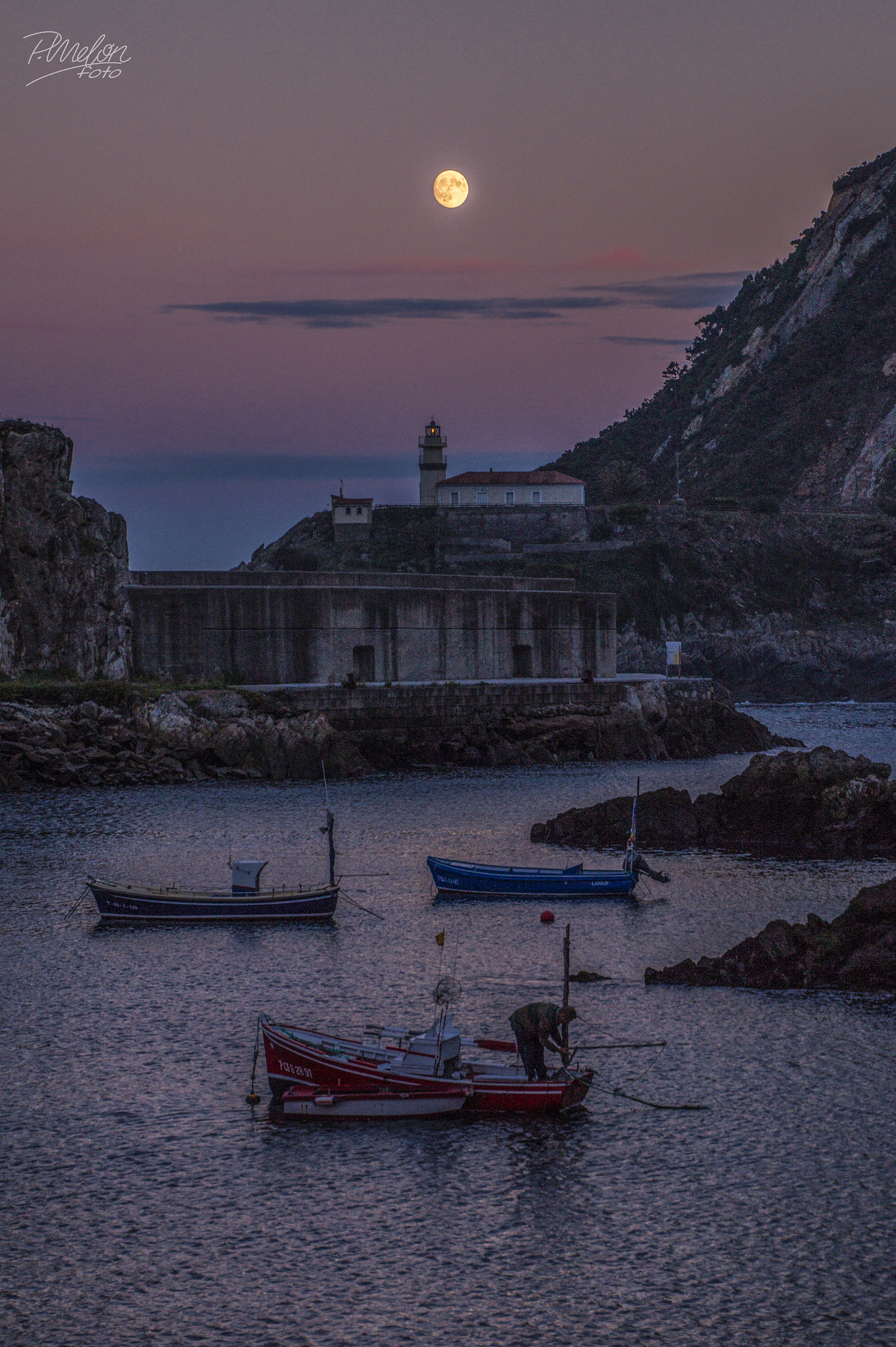 Tamron 16-300mm F3.5-6.3 Di II VC PZD Macro sample photo. Cudillero de noche photography