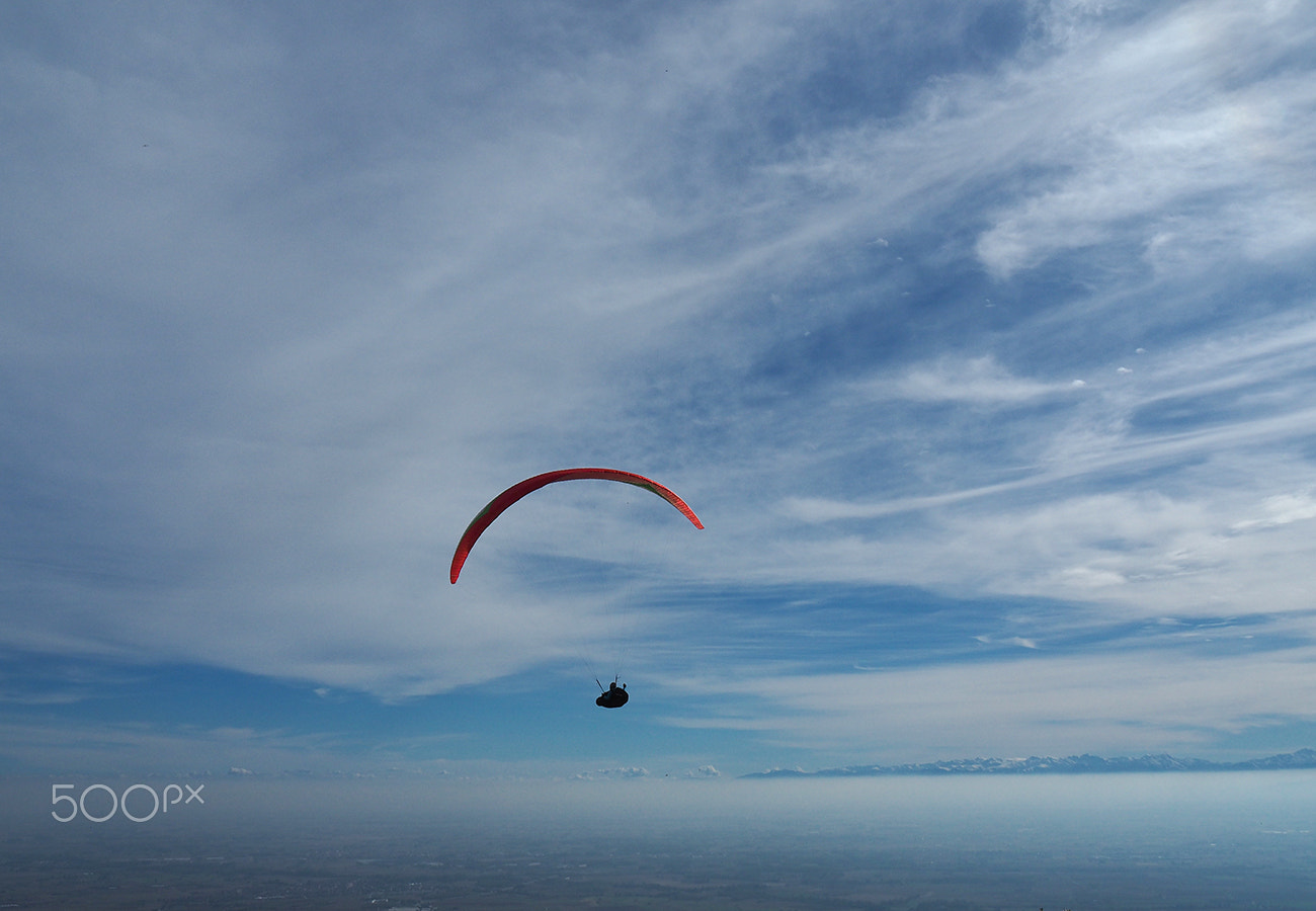 OLYMPUS M.14-150mm F4.0-5.6 II sample photo. Volare in parapendio photography
