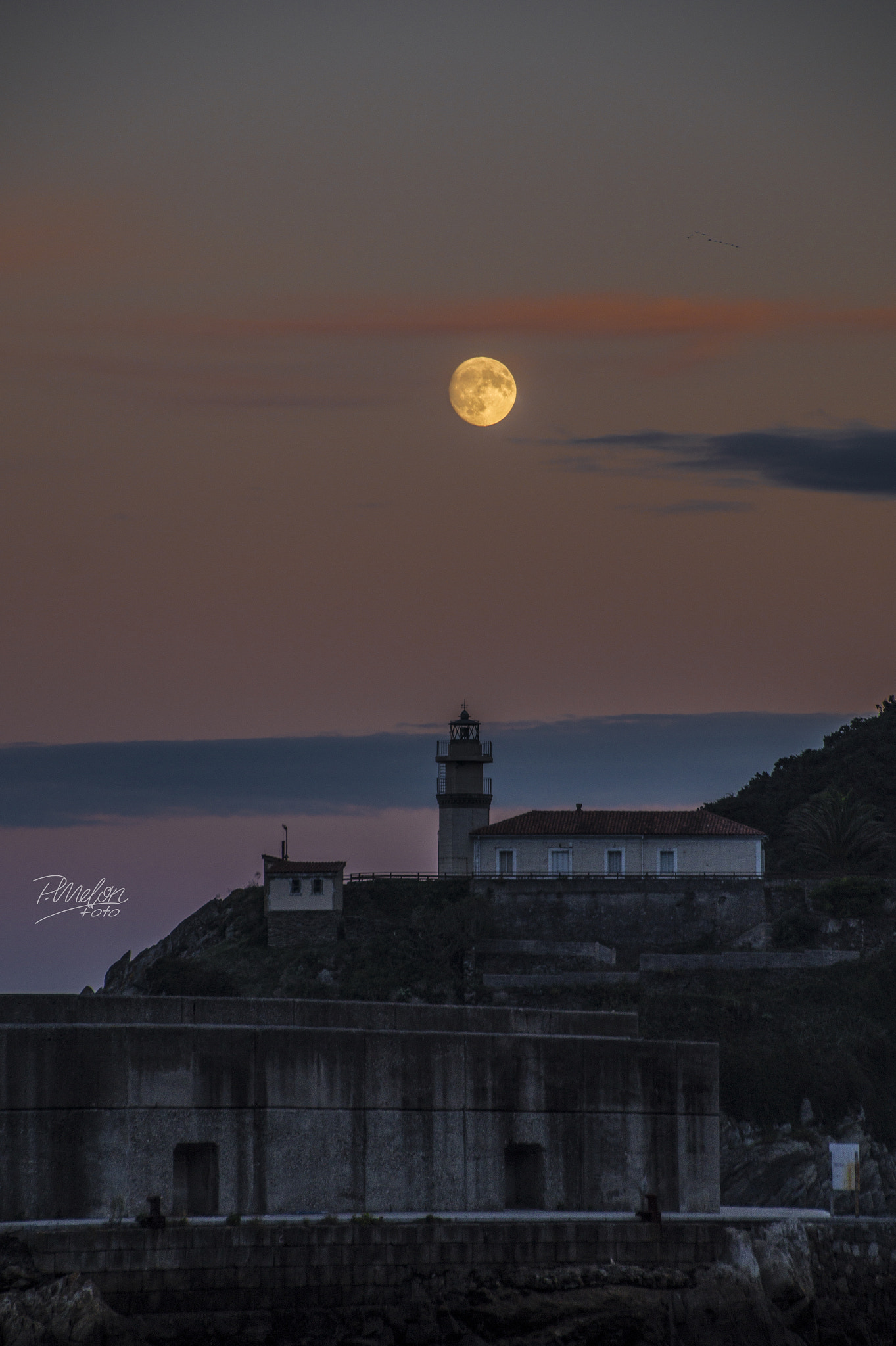 Tamron 16-300mm F3.5-6.3 Di II VC PZD Macro sample photo. Cudillero de noche photography