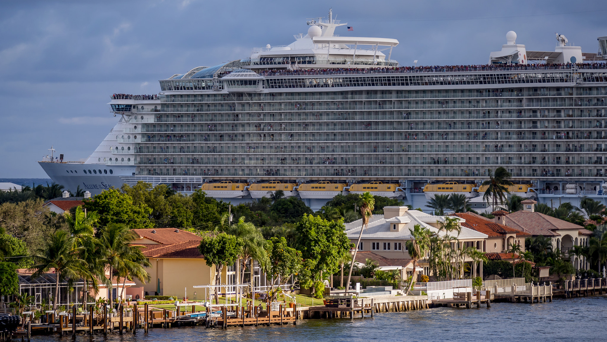 Panasonic Lumix DMC-GX8 + LEICA DG 100-400/F4.0-6.3 sample photo. Cruise ship photography