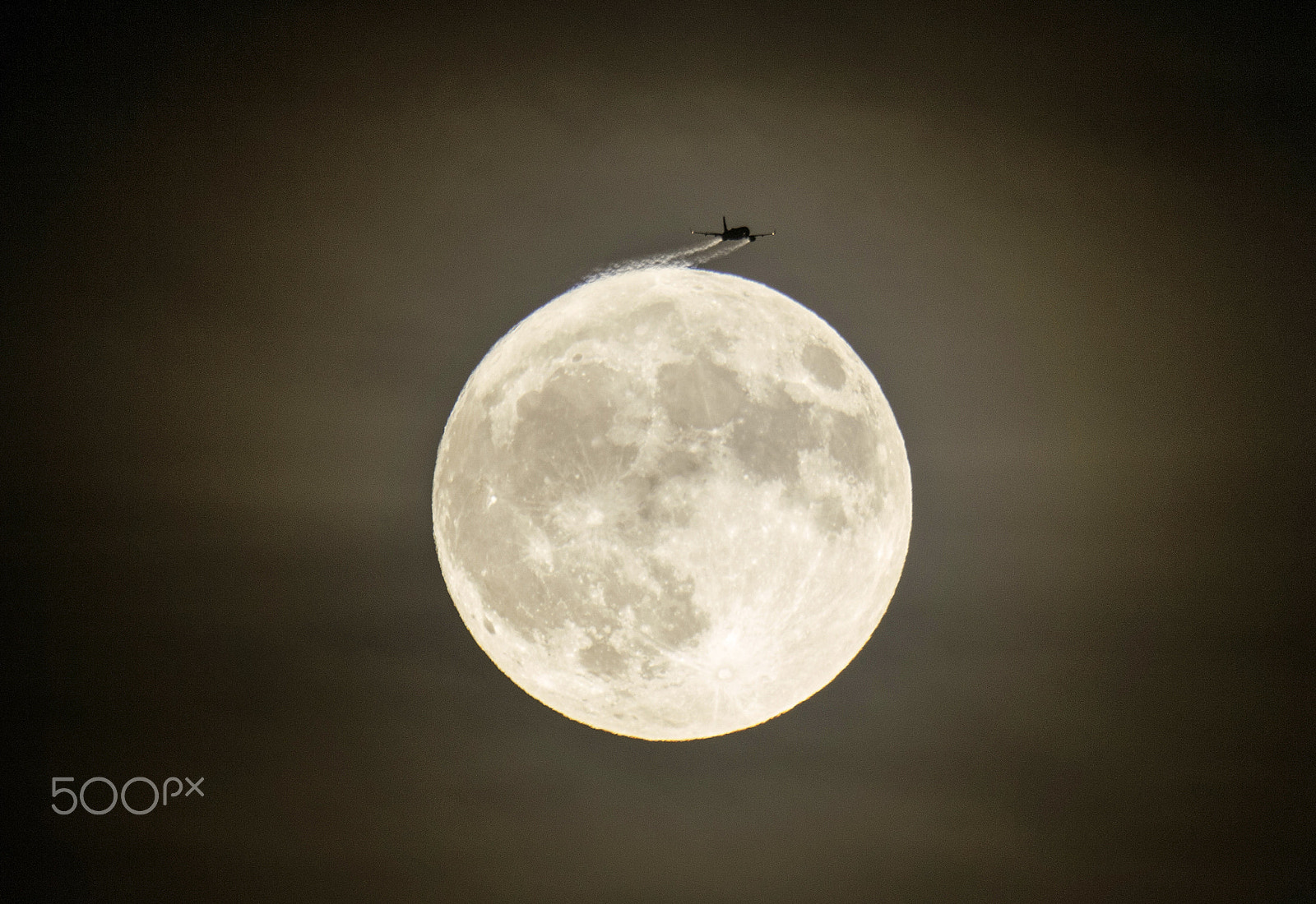 Canon EF 800mm F5.6L IS USM sample photo. October 15, 2016-winthrop,ma. the full hunter's moon is seen over the waters east of winthrop as... photography