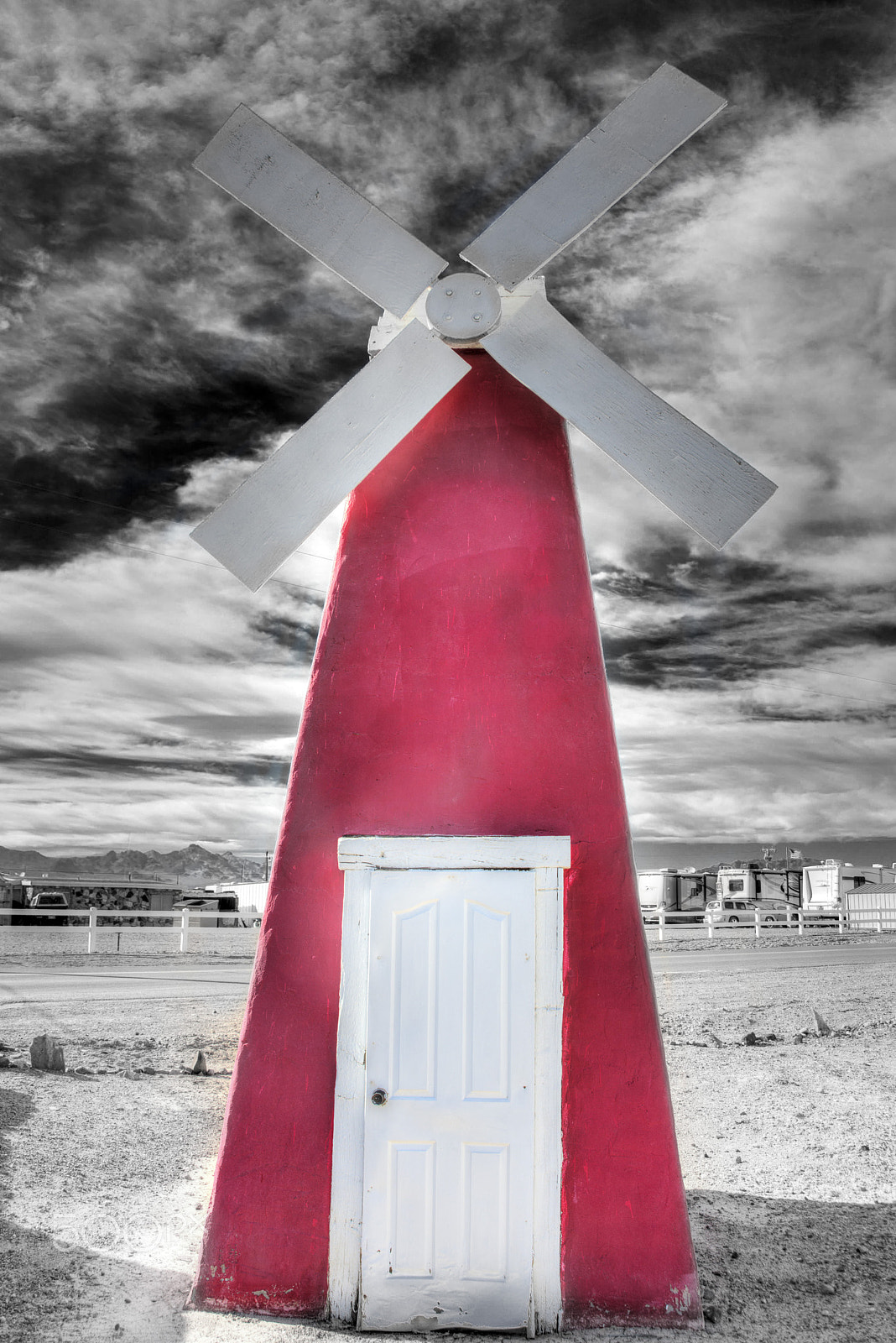 AF Zoom-Nikkor 28-105mm f/3.5-4.5D IF sample photo. Red windmill photography