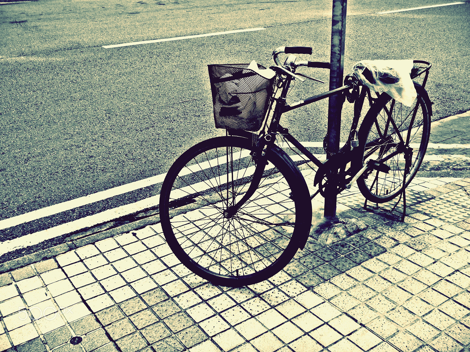 Nikon Coolpix S1200pj sample photo. An old street bicycle photography