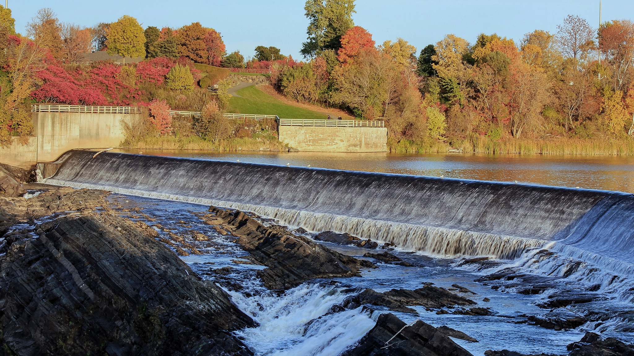 Canon EF-S 55-250mm F4-5.6 IS II sample photo. Barrage rivière chaudière photography