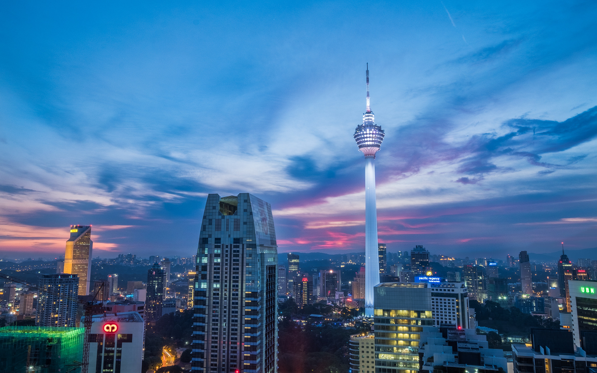 Fujifilm X-E2S + Fujifilm XF 10-24mm F4 R OIS sample photo. Kl cityscape from heli lounge bar photography