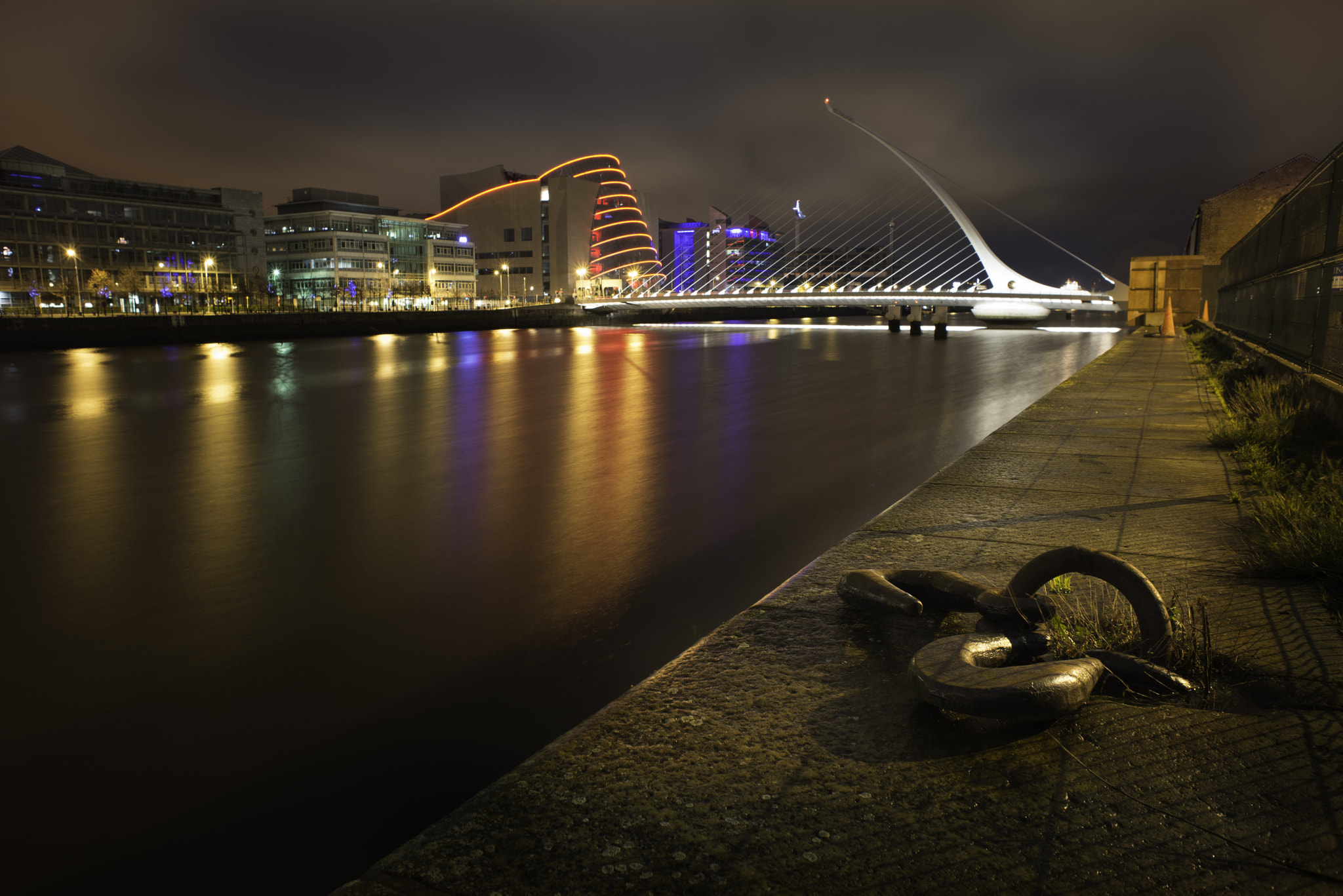 Nikon D610 + Nikon AF Nikkor 24mm F2.8D sample photo. Samuel beckett bridge photography