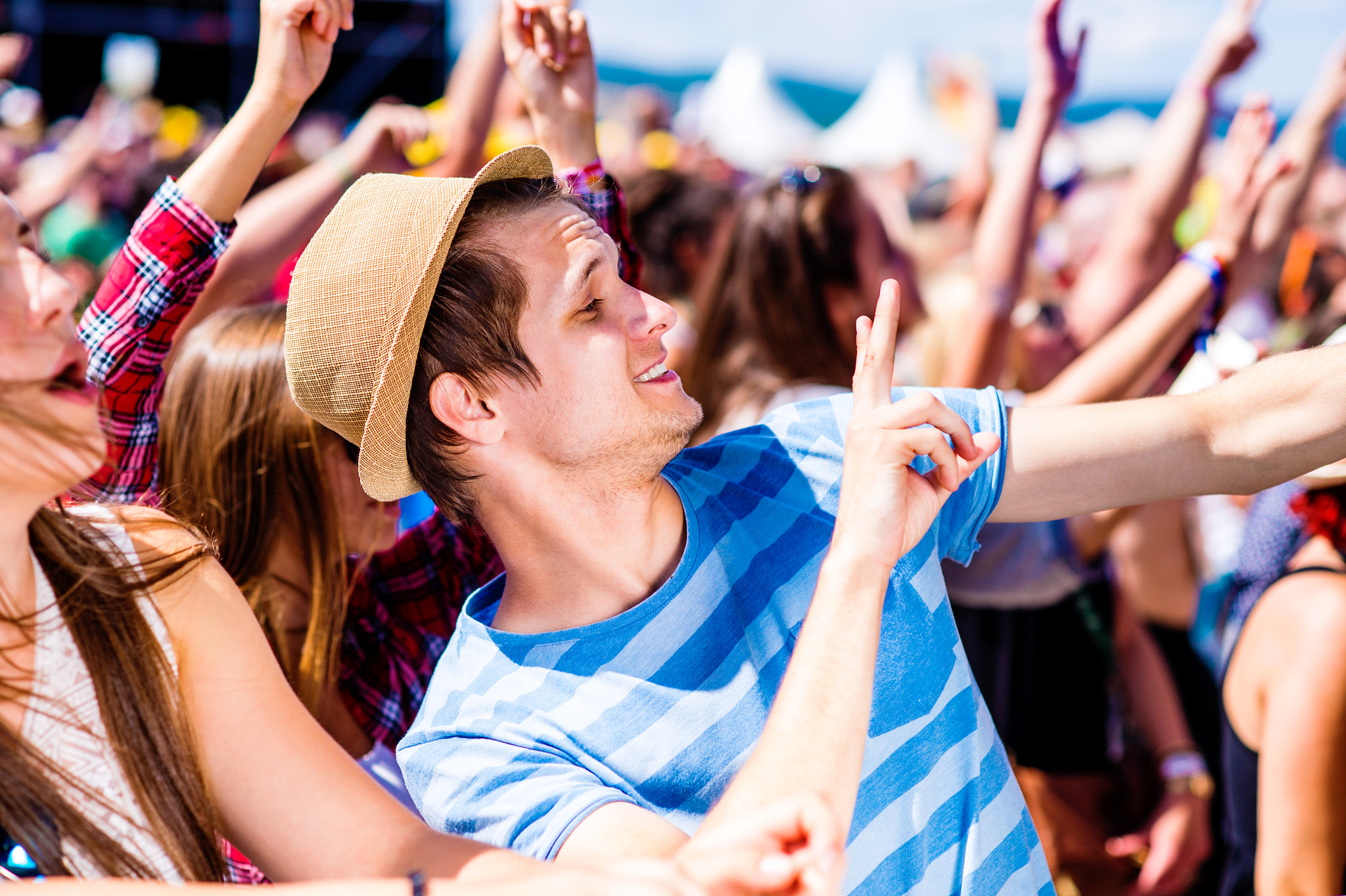 Nikon D4S + Nikon AF Nikkor 85mm F1.8D sample photo. Teenagers at summer music festival enjoying themselves photography