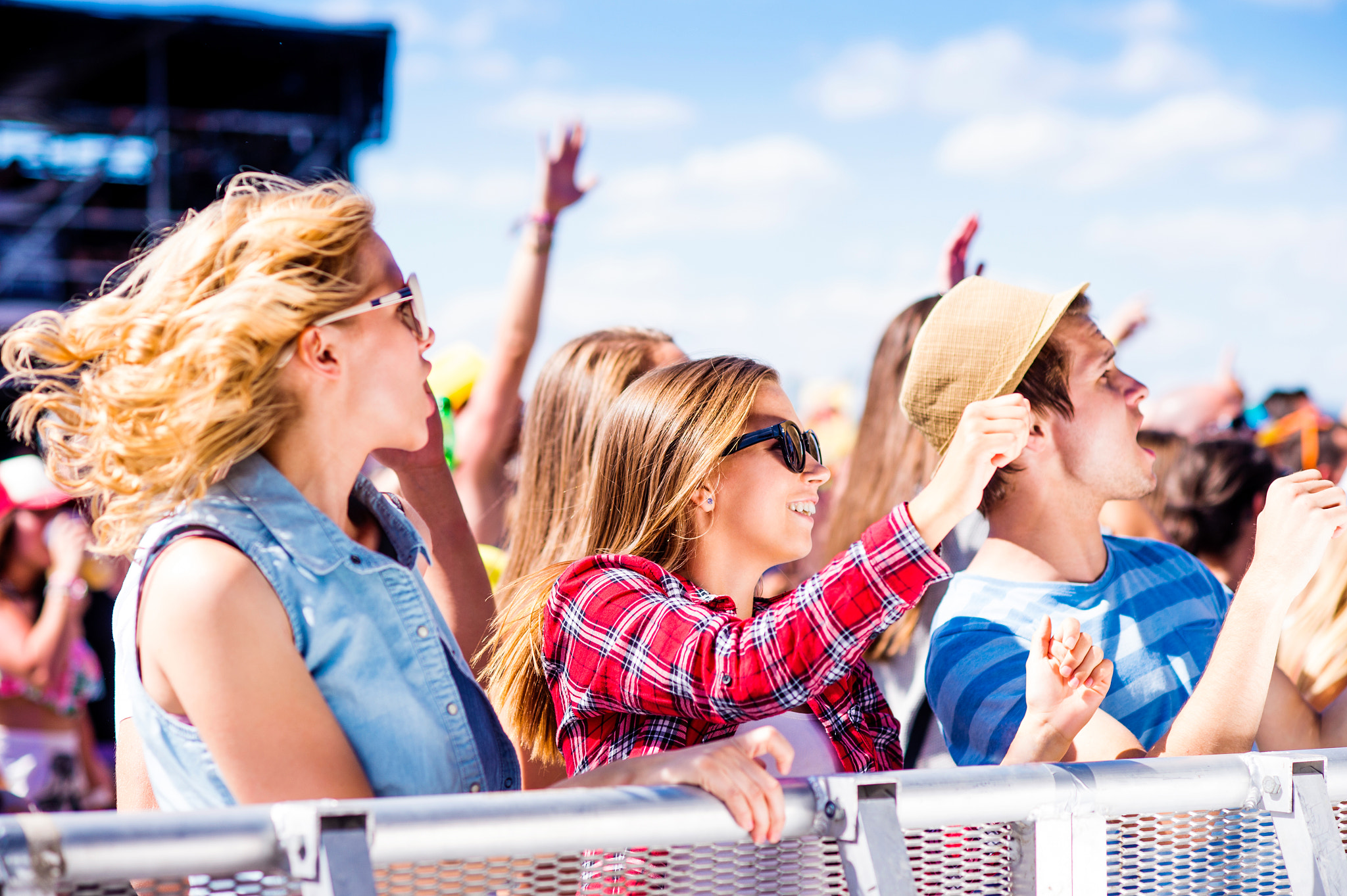 Nikon D4S + Nikon AF Nikkor 85mm F1.8D sample photo. Teenagers at summer music festival enjoying themselves photography