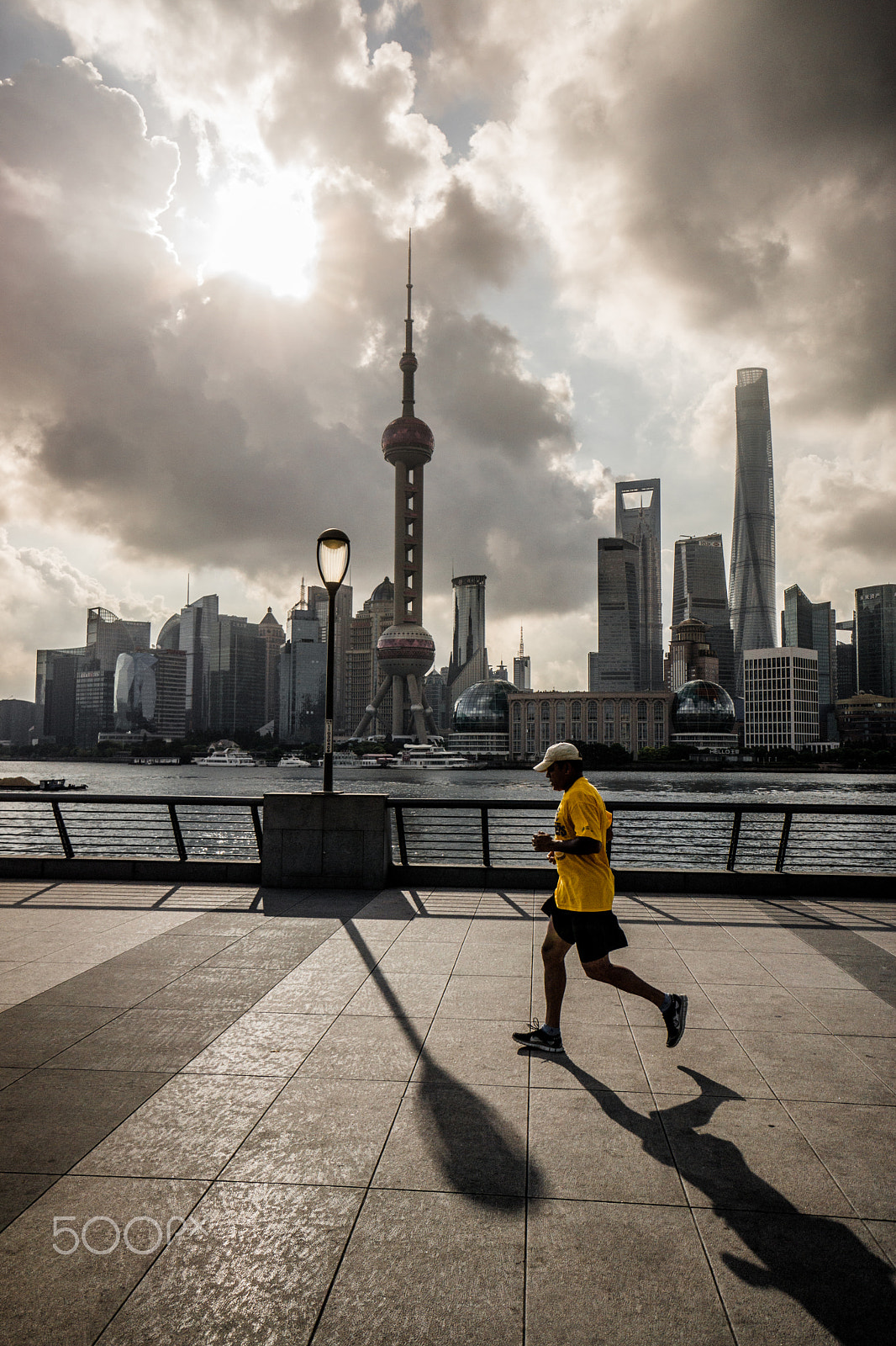 Sony Alpha NEX-7 + Sony E 10-18mm F4 OSS sample photo. Morning run photography