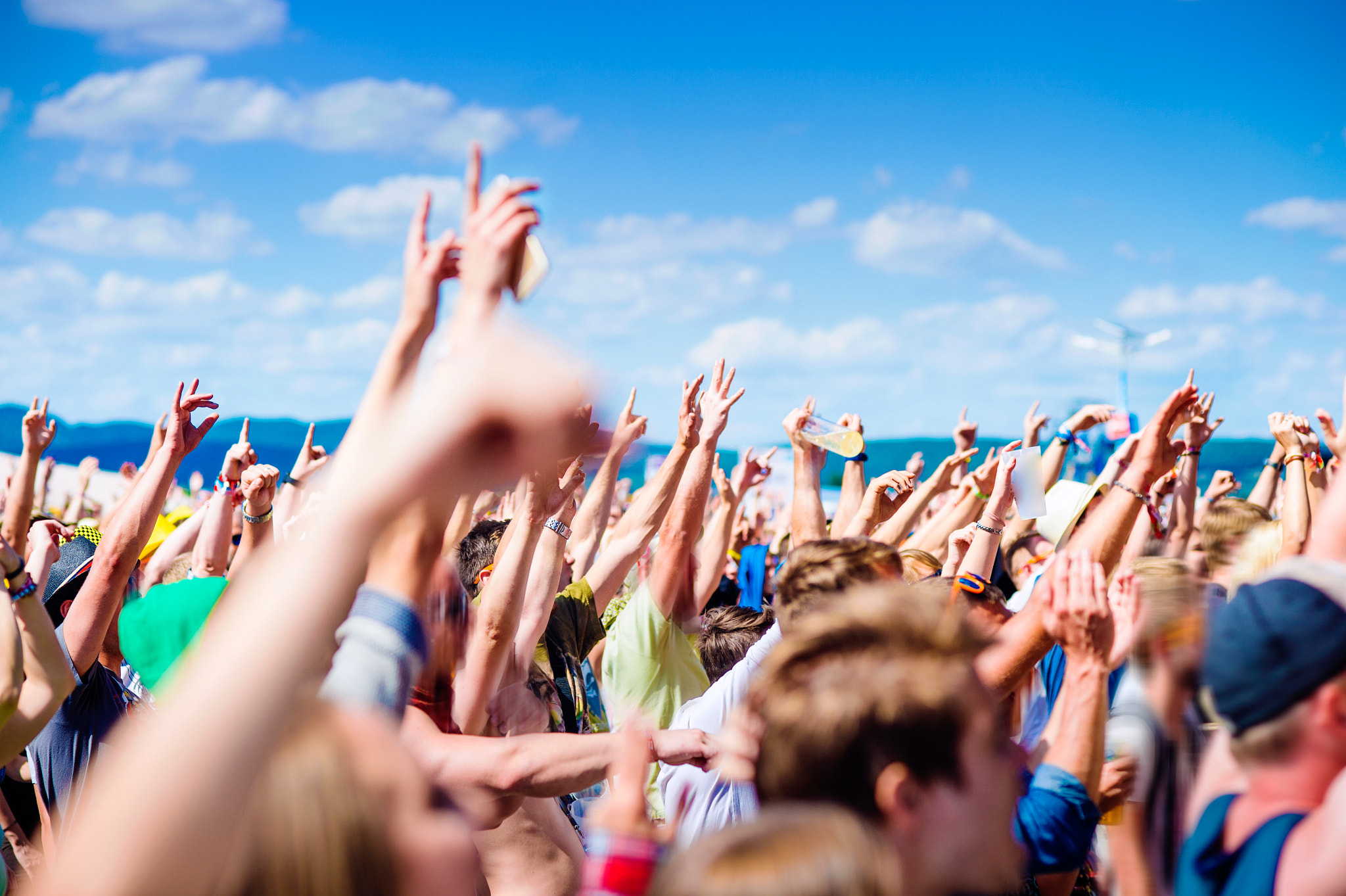 Nikon D4S + Nikon AF Nikkor 85mm F1.8D sample photo. Teenagers at summer music festival clapping and singing photography