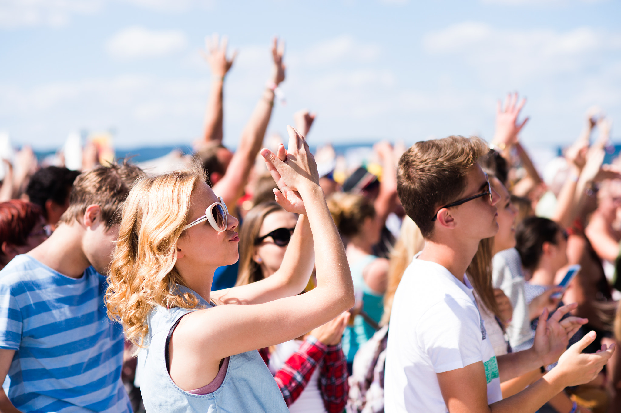 Nikon D4S + Nikon AF Nikkor 85mm F1.8D sample photo. Teenagers at summer music festival having good time photography