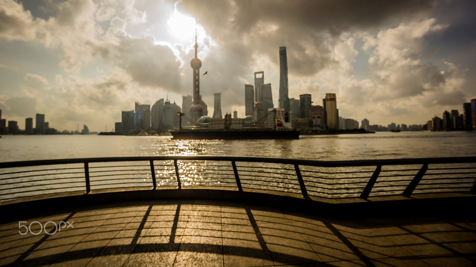 Sony Alpha NEX-7 + Sony E 10-18mm F4 OSS sample photo. By the bund photography