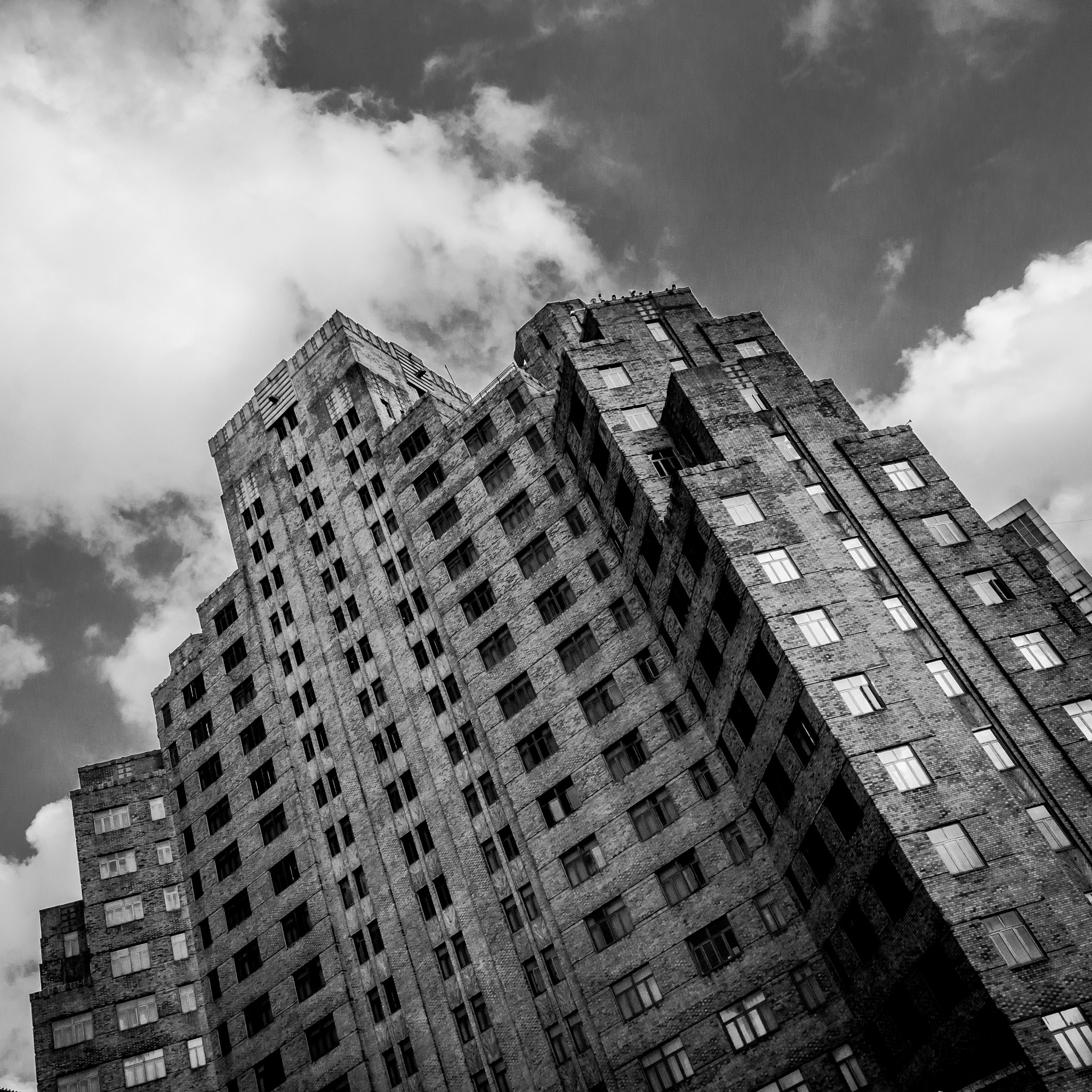 Sony Alpha NEX-7 + Sony E 10-18mm F4 OSS sample photo. Windows of the building photography