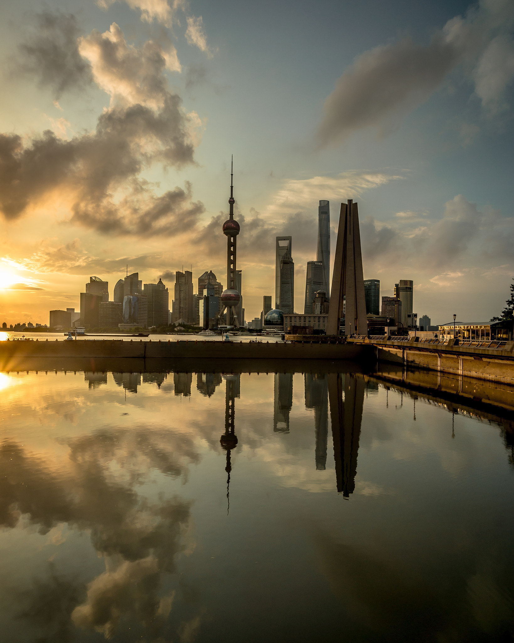 Sony Alpha NEX-7 + Sony E 10-18mm F4 OSS sample photo. Sunrise at pudong photography