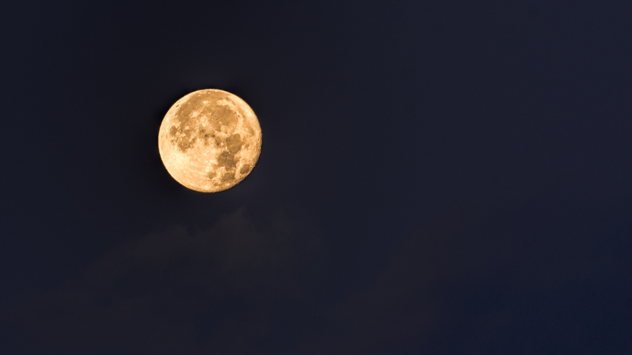 Sigma 70-300mm F4-5.6 DG OS sample photo. I see the moon photography