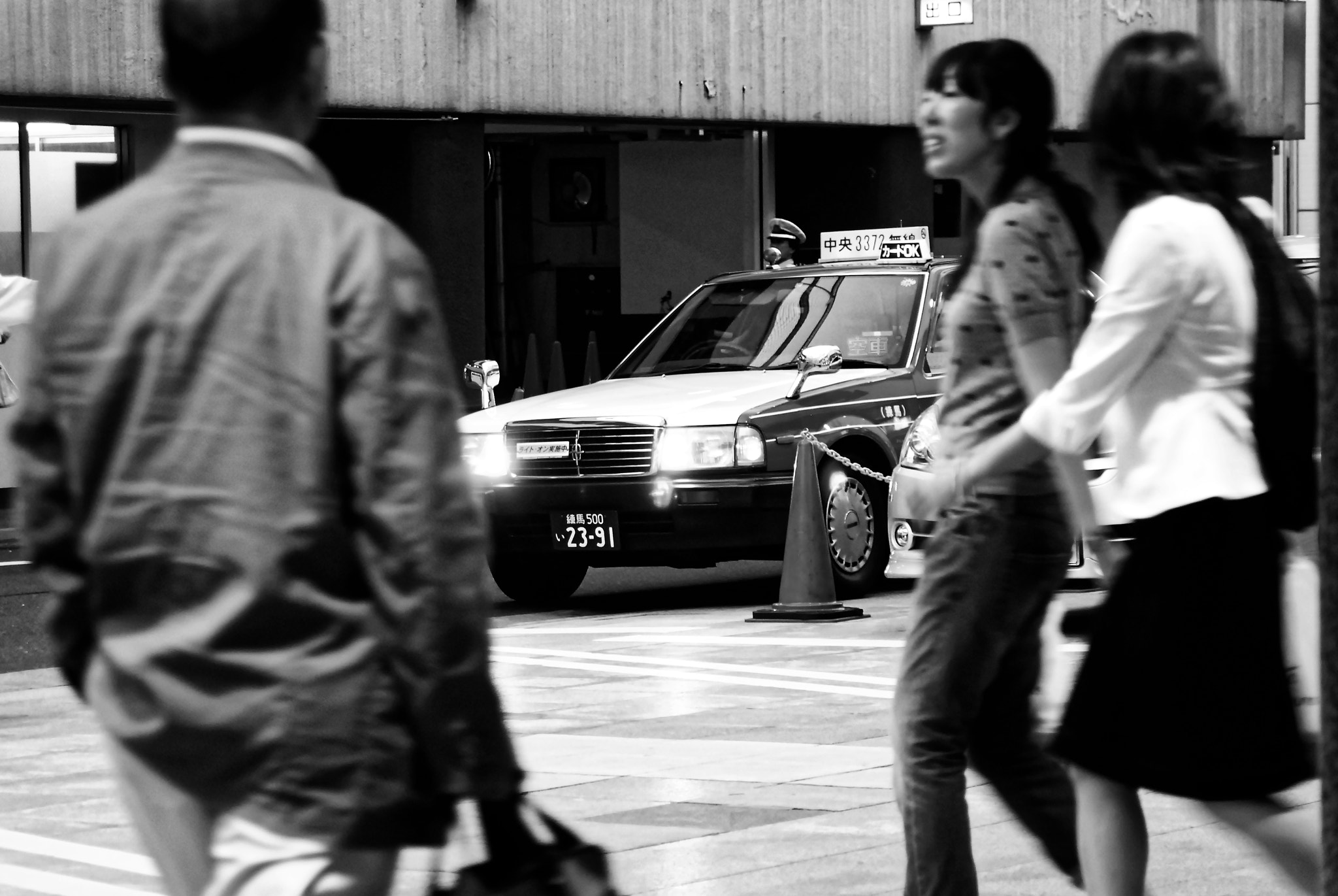 Sigma 18-200mm F3.5-6.3 DC sample photo. Pedestrian photography
