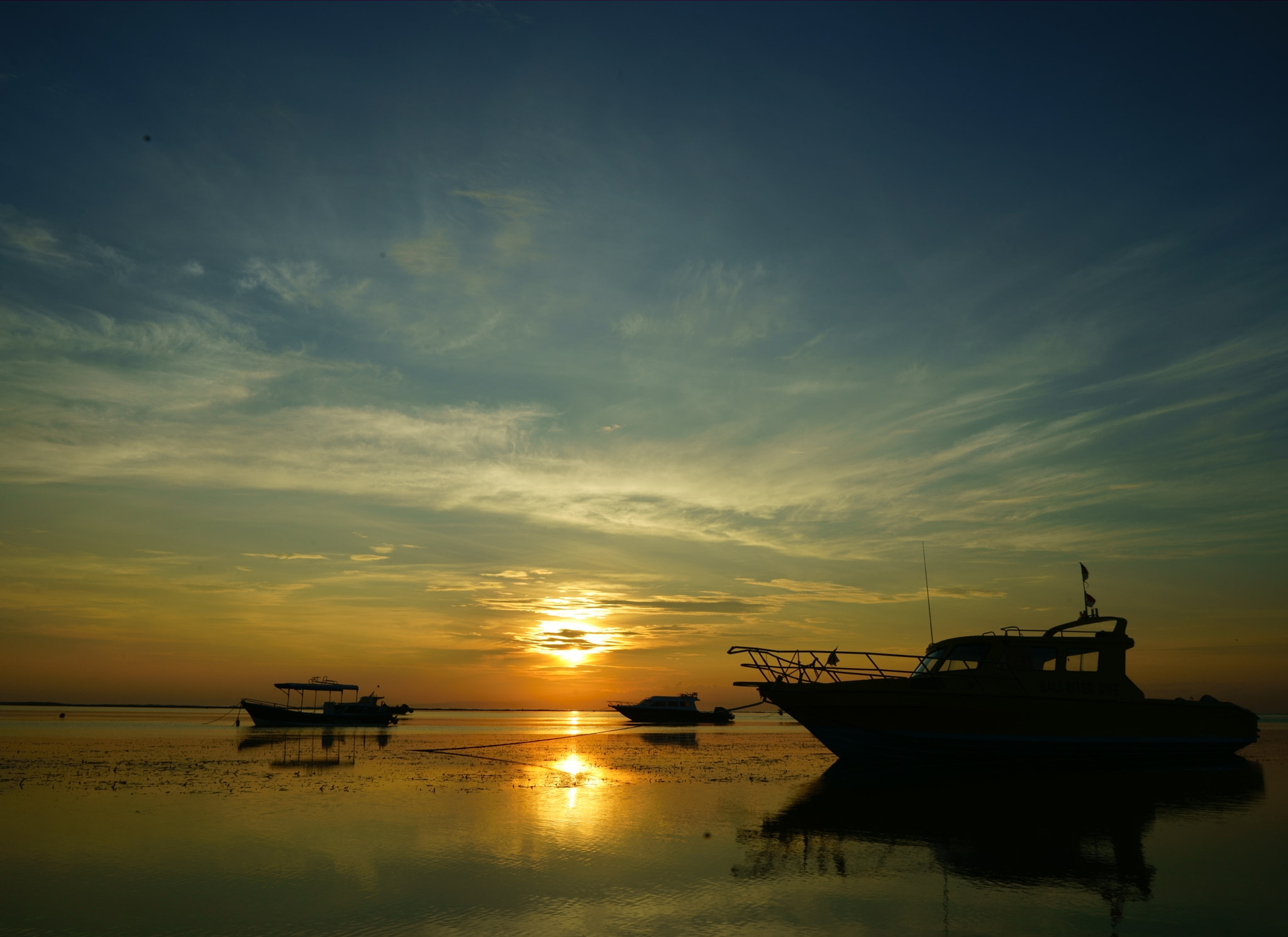 Sony a7 II + Sony FE 28mm F2 sample photo. Sunrise on boat photography
