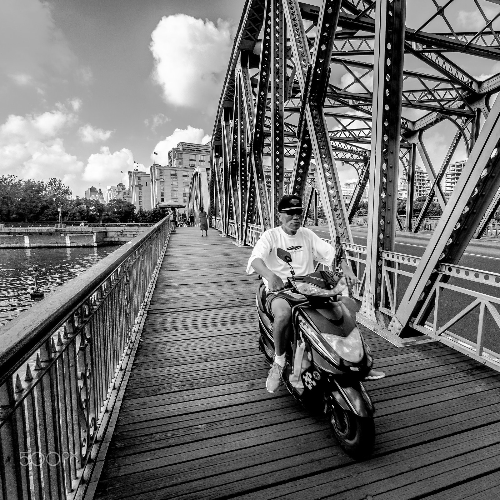 Sony Alpha NEX-7 + Sony E 10-18mm F4 OSS sample photo. Coming through photography