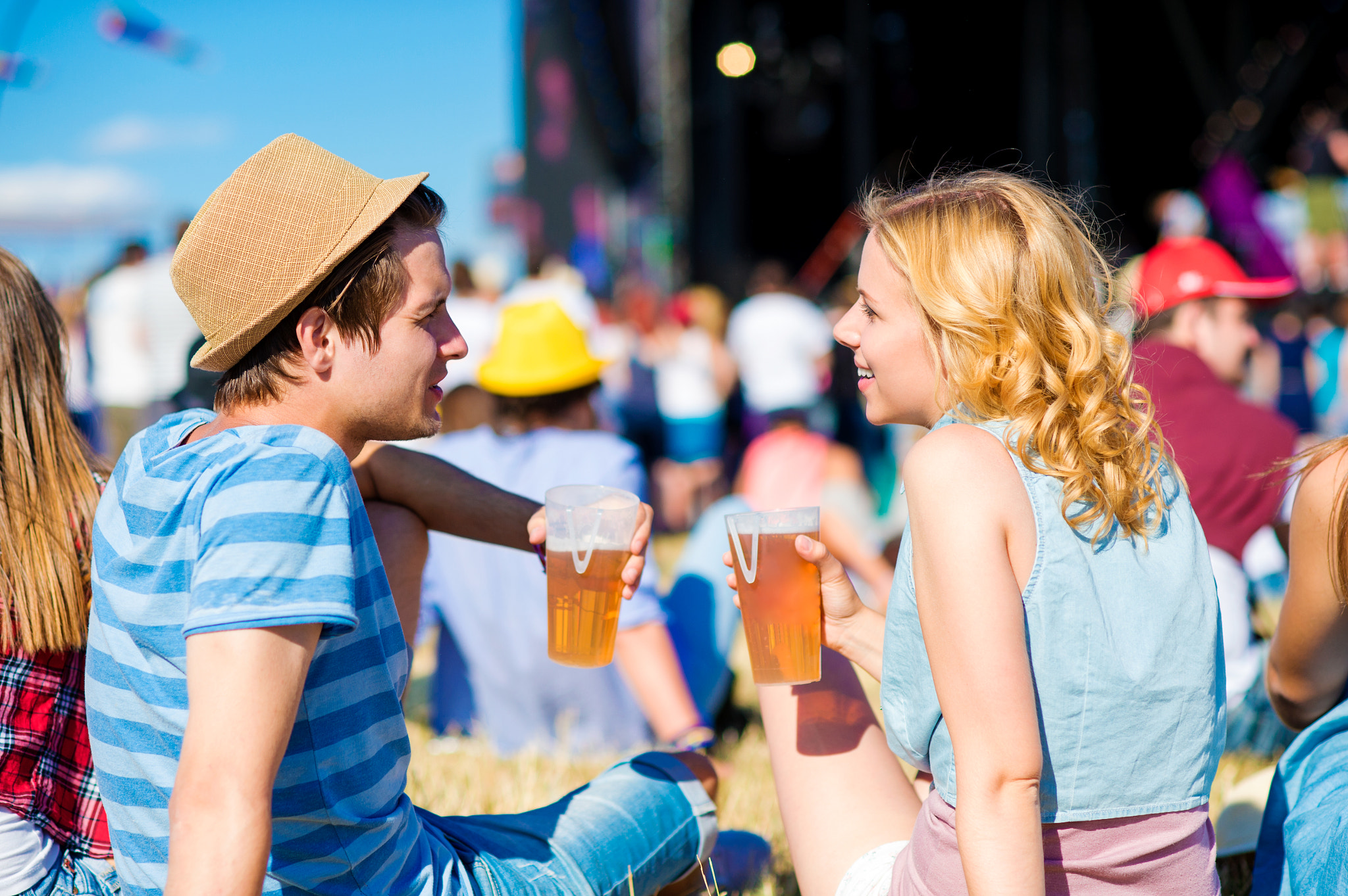 Nikon D4S + Nikon AF Nikkor 85mm F1.8D sample photo. Young couple with beer at summer music festival photography