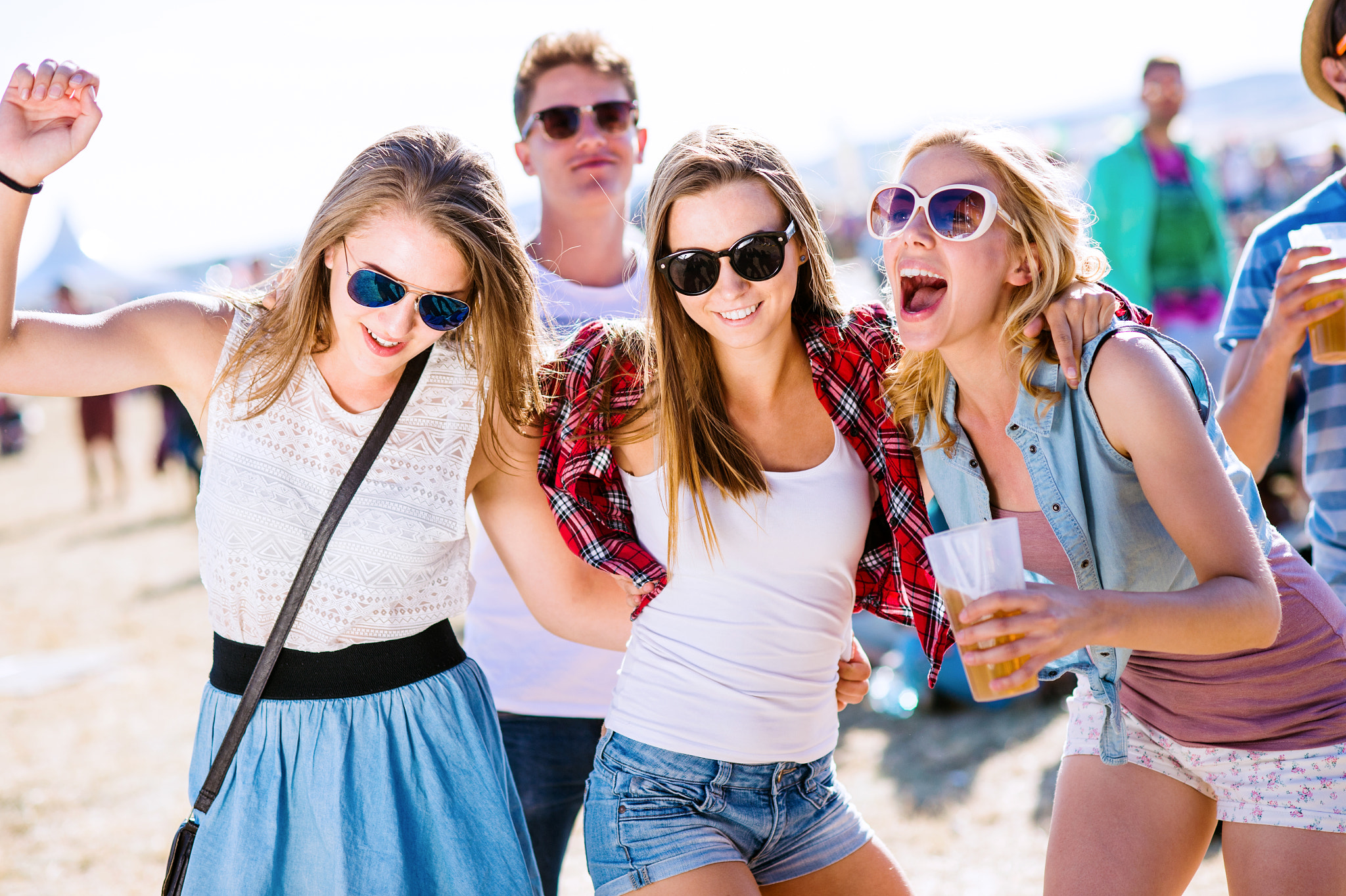 Nikon D4S + Nikon AF Nikkor 85mm F1.8D sample photo. Group of teenagers at summer music festival, sunny day photography