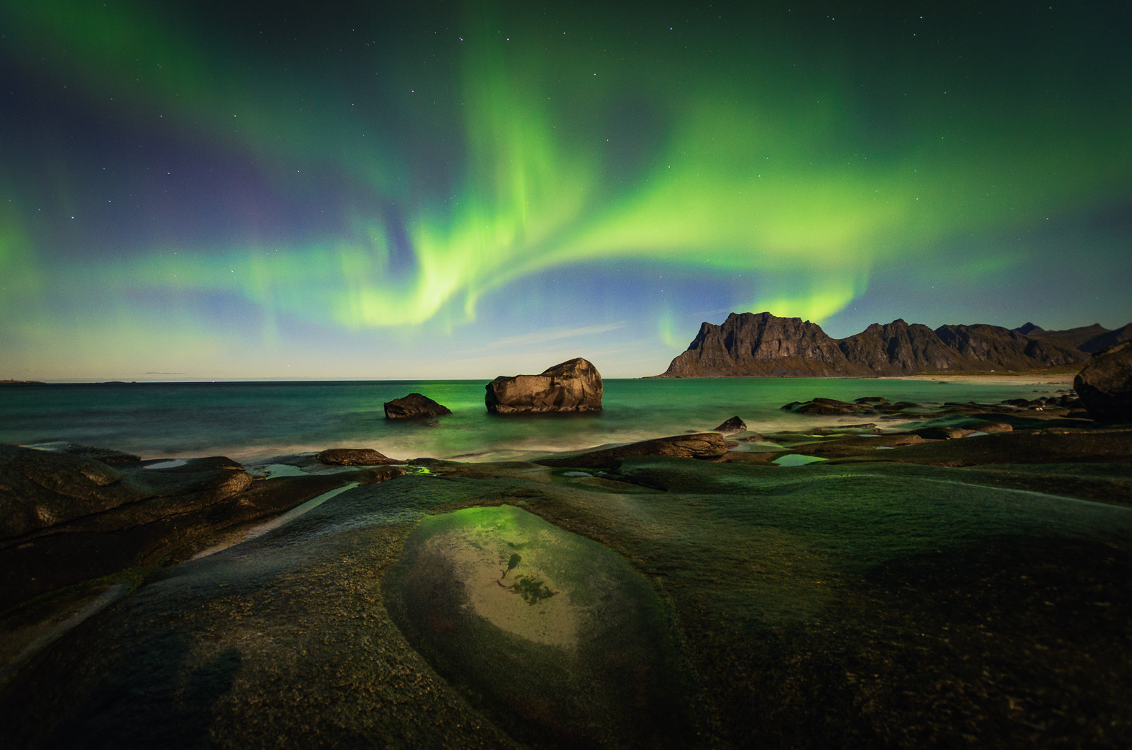 Sigma 10-20mm F3.5 EX DC HSM sample photo. Aurora at uttakleiv photography