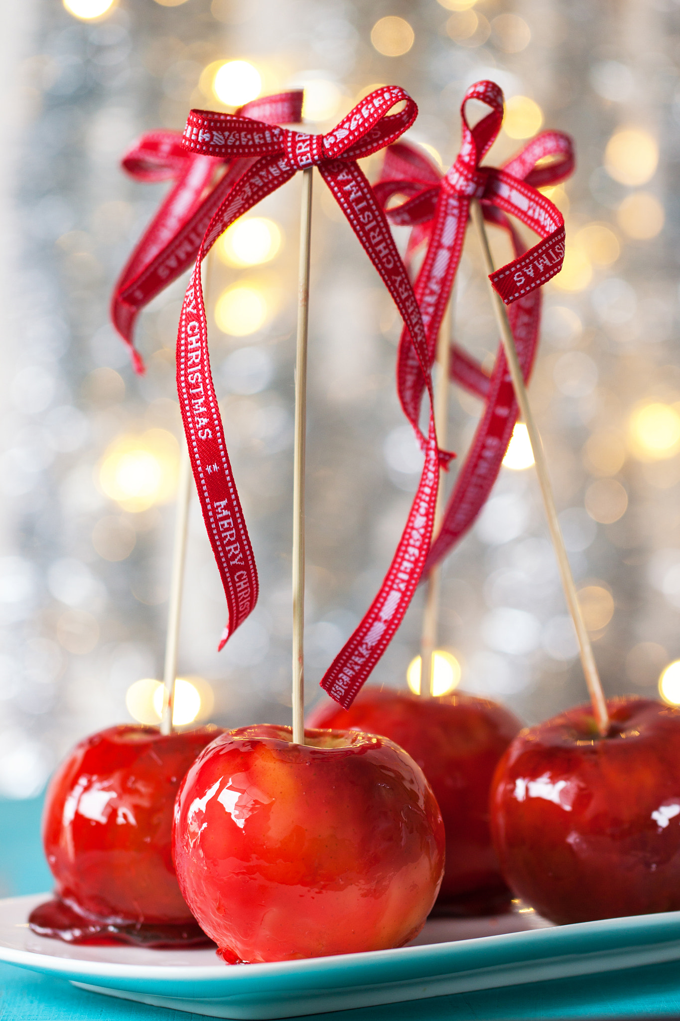 Canon EF 100mm F2.8L Macro IS USM sample photo. Homemade candied apples with a red bow on a wooden background for christmas photography