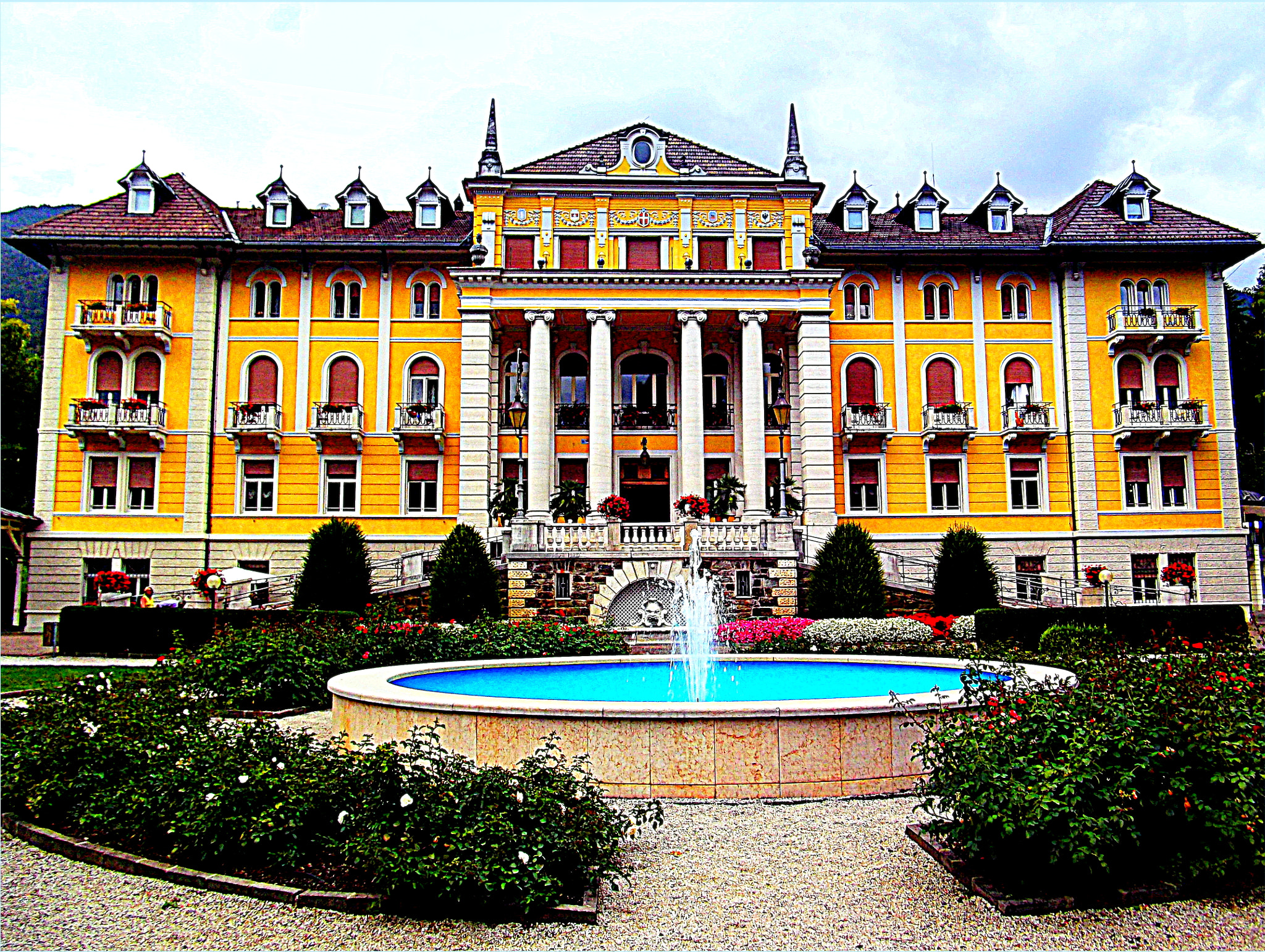 Fujifilm FinePix JX250 sample photo. In ricordo della principessa "sissi" d'asburgo, ora è...il grand hotel imperial in tutto il suo... photography