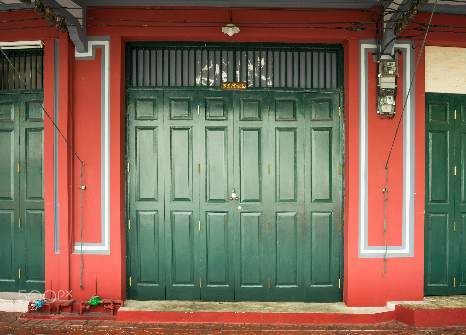 Sony a7R + ZEISS Batis 25mm F2 sample photo. Green door photography