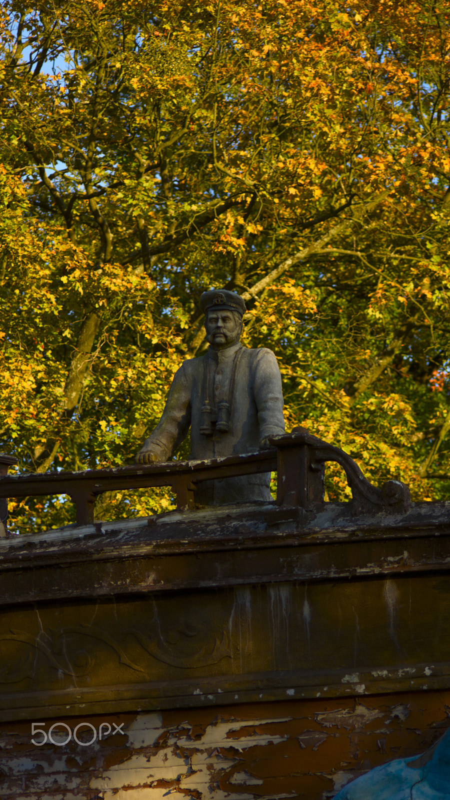 Sony SLT-A65 (SLT-A65V) + Sigma 70-300mm F4-5.6 DL Macro sample photo. Forgotten monument to captain photography