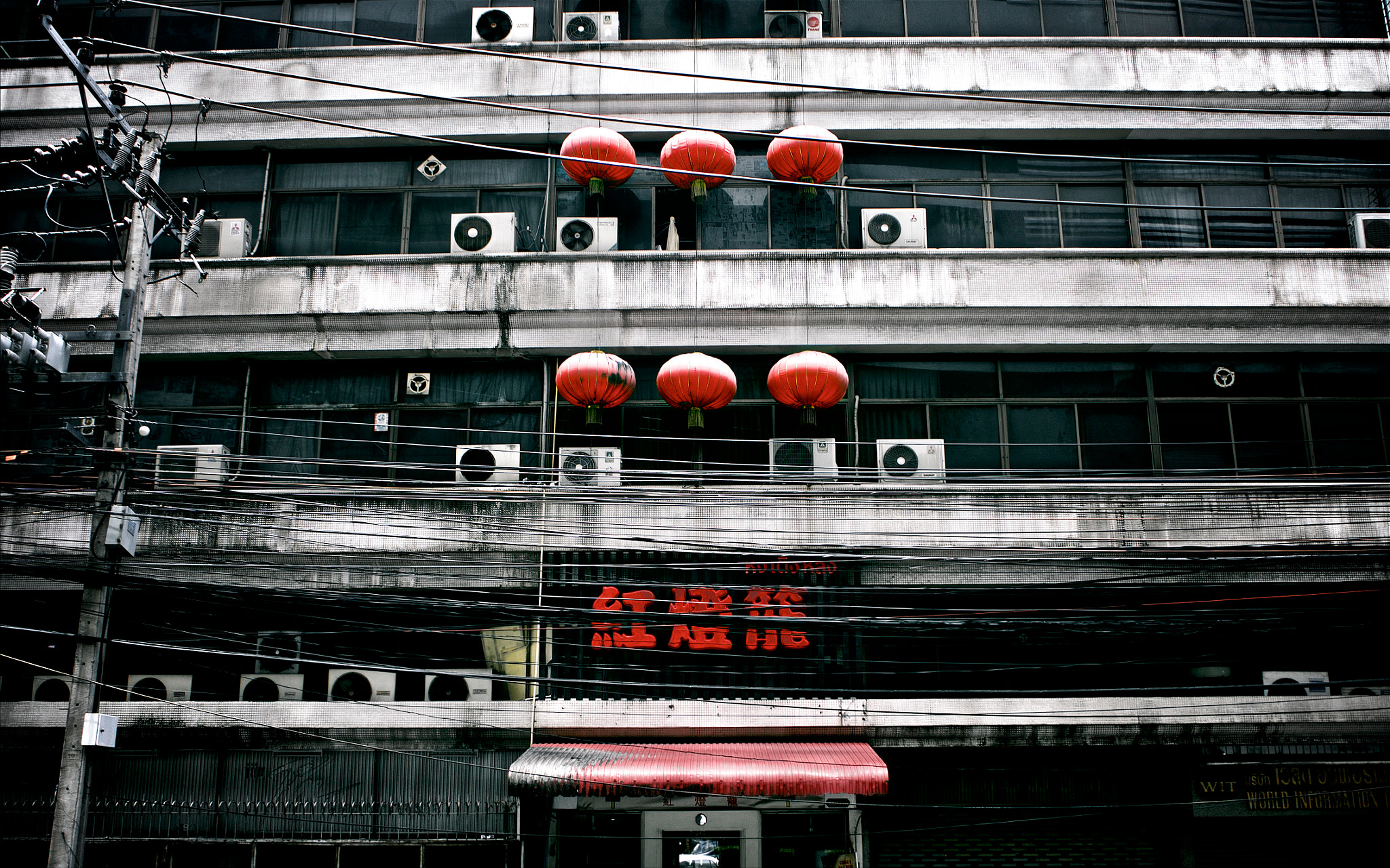 Olympus PEN E-PL7 + Olympus M.Zuiko Digital ED 14-42mm F3.5-5.6 EZ sample photo. Red lanterns in bangkok photography