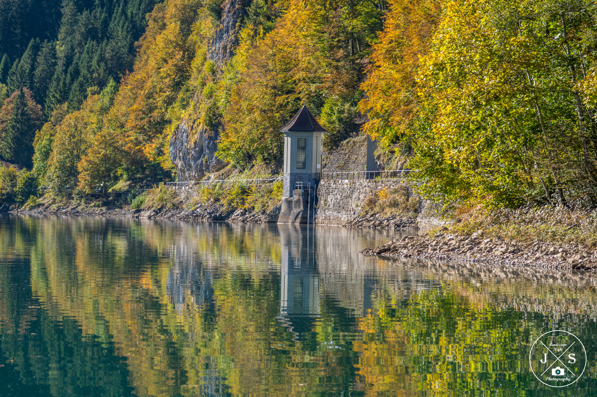 Tamron SP 70-300mm F4-5.6 Di USD sample photo. Wasserschloss im klöntal photography