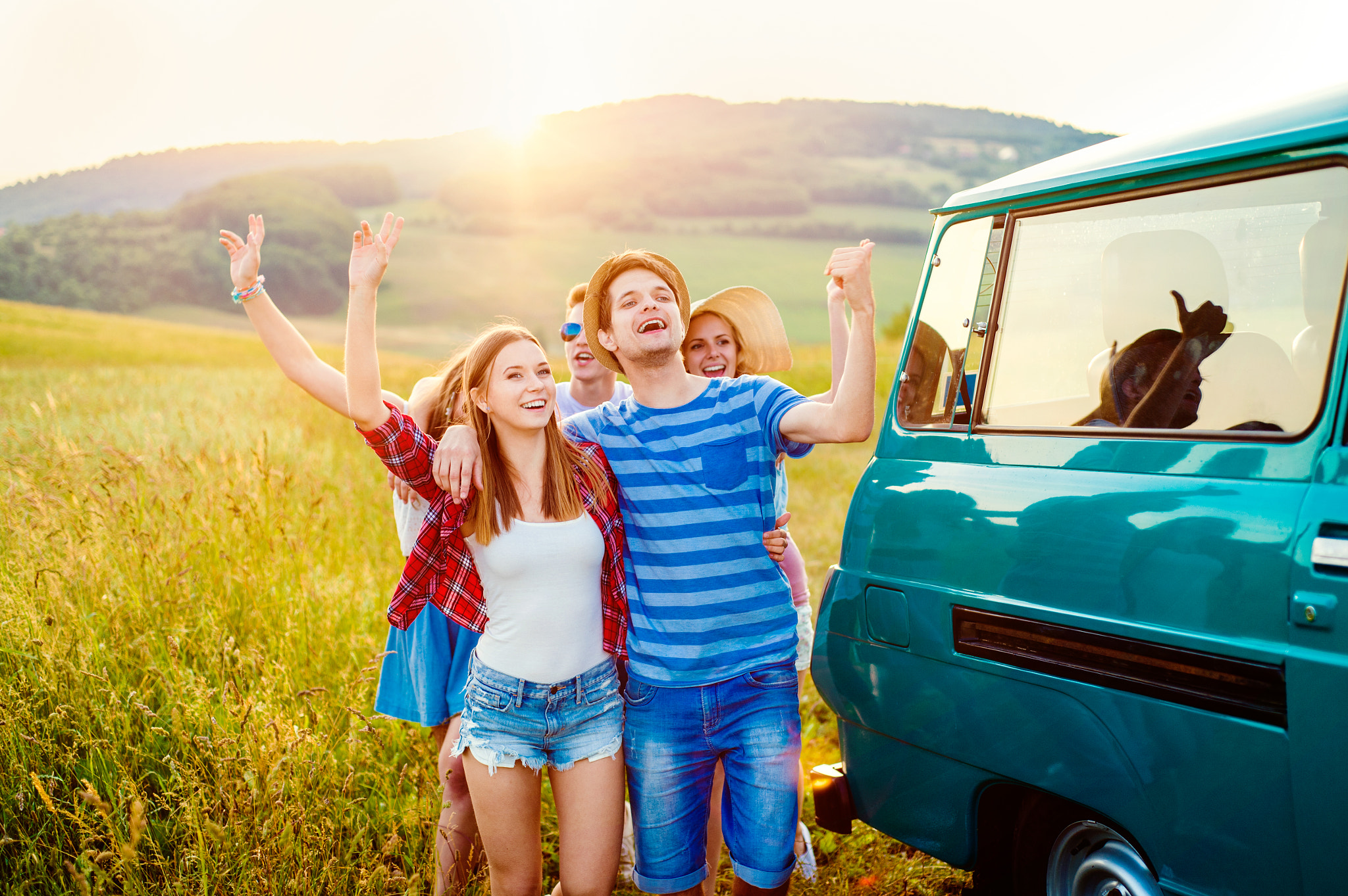 Nikon D4S + Nikon AF Nikkor 50mm F1.8D sample photo. Young frieds with campervan, green nature and blue sky photography