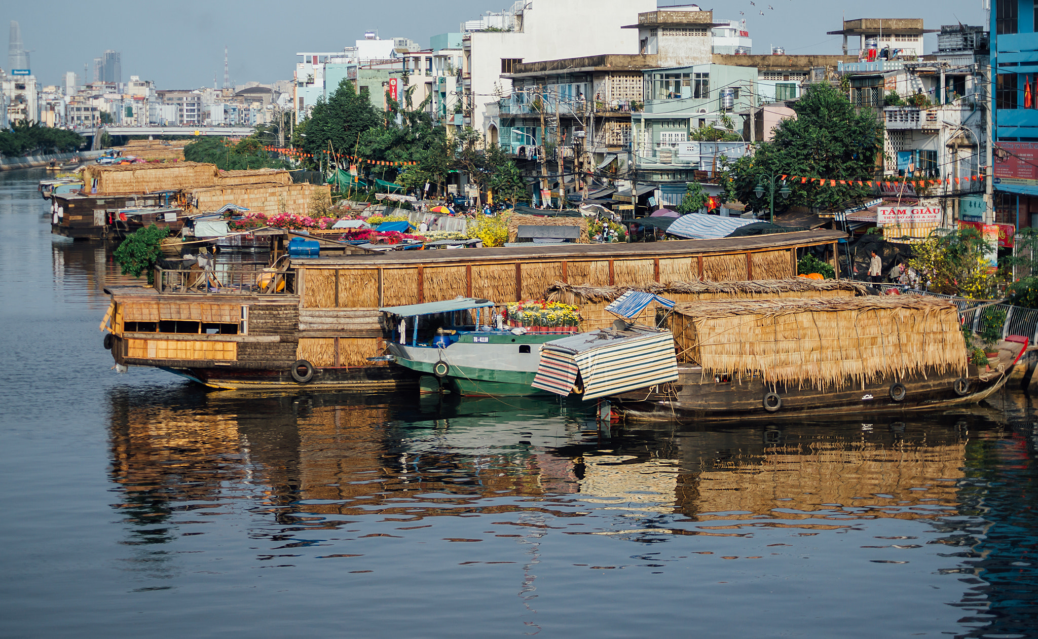 Sony DT 55-200mm F4-5.6 SAM sample photo. Ben binh dong () photography