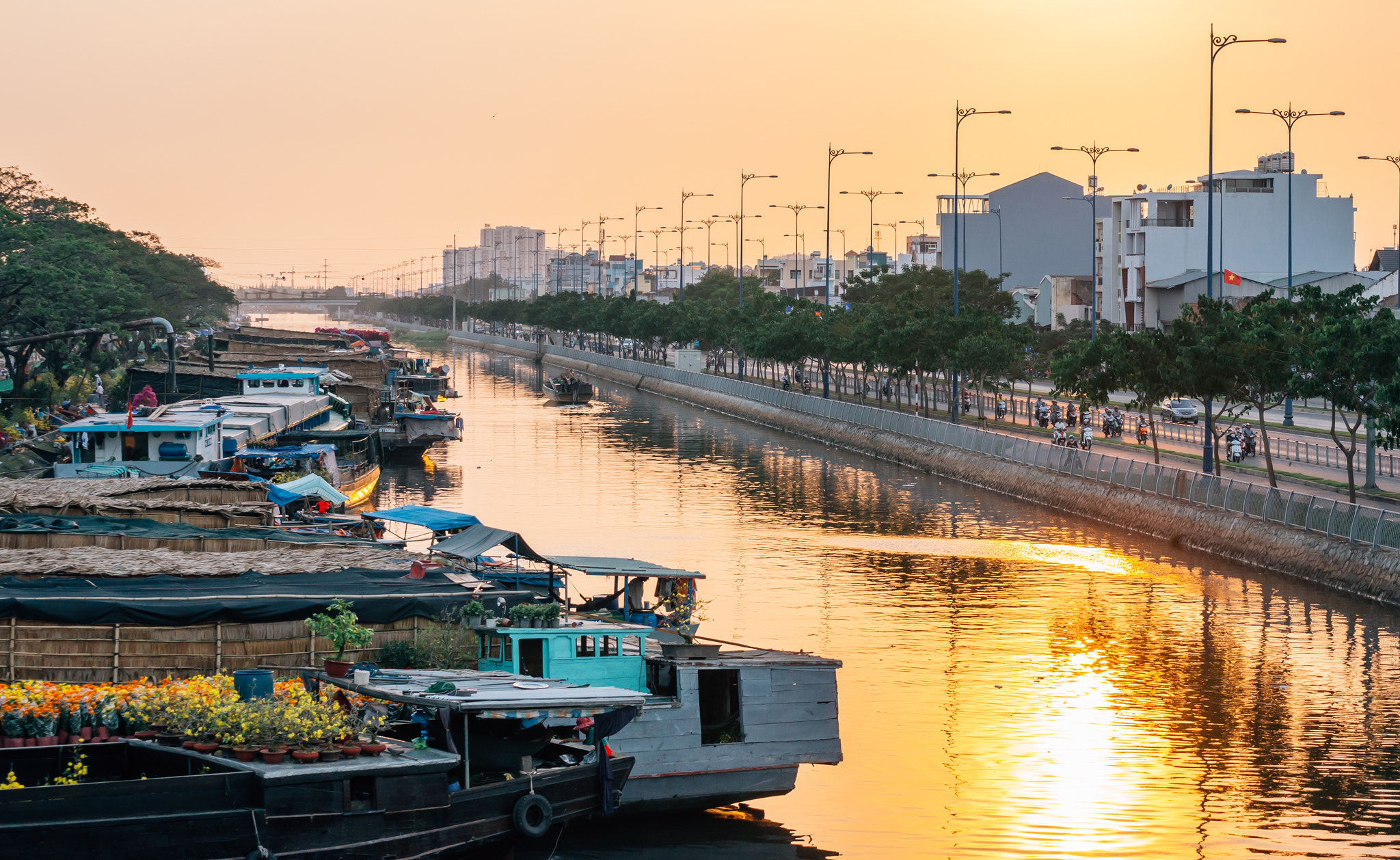Sony DT 55-200mm F4-5.6 SAM sample photo. Ben binh dong () photography