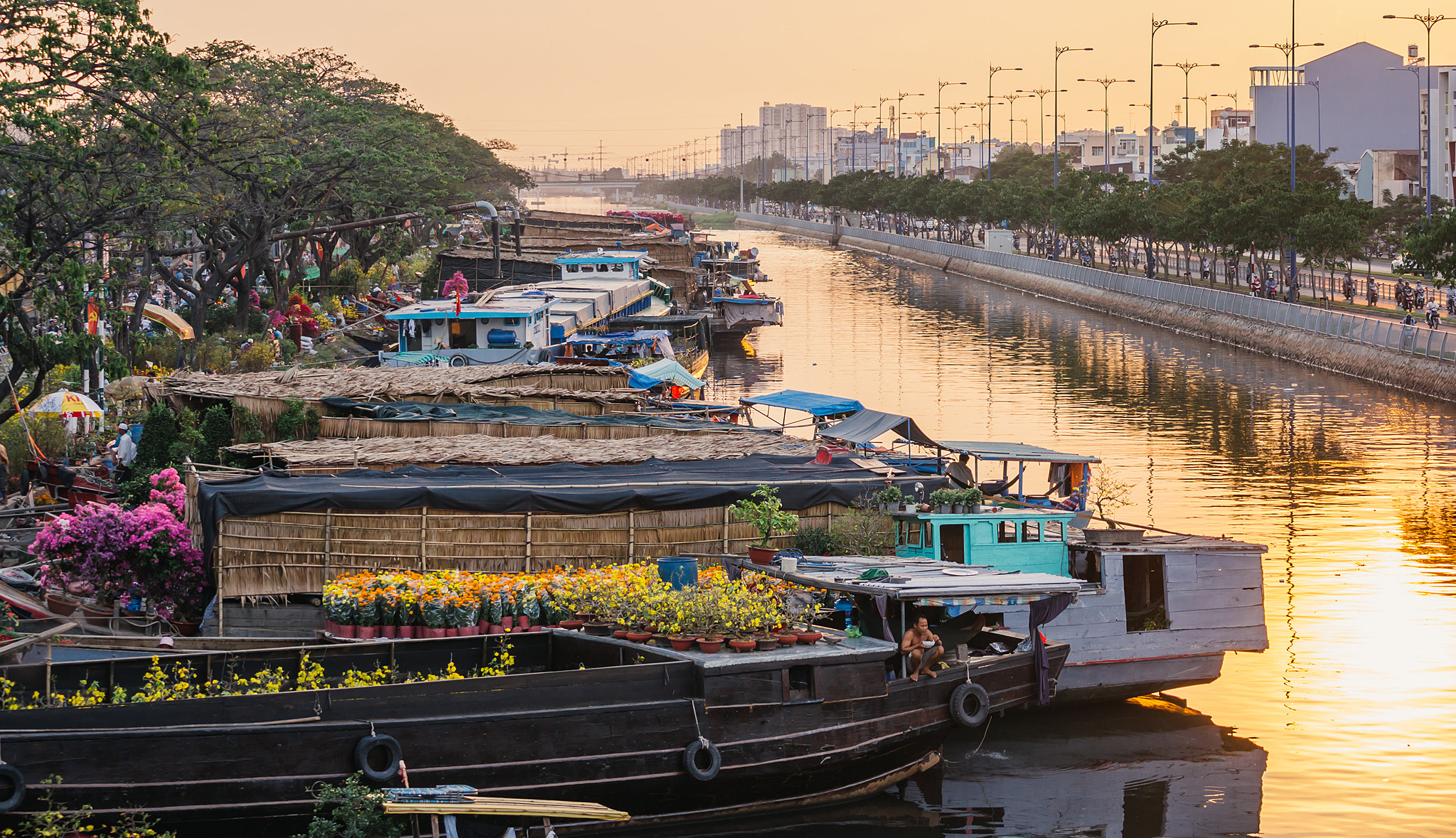 Sony DT 55-200mm F4-5.6 SAM sample photo. Ben binh dong () photography