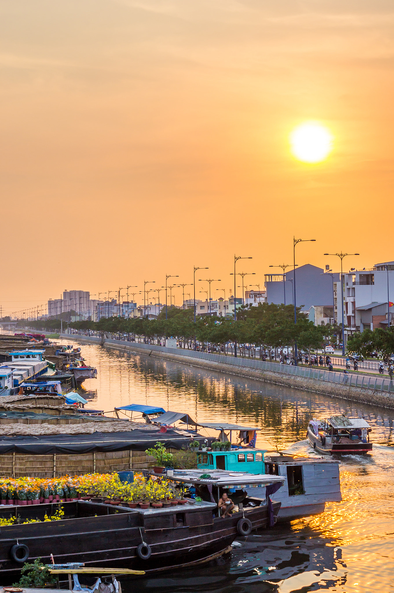 Sony DT 55-200mm F4-5.6 SAM sample photo. Ben binh dong () photography