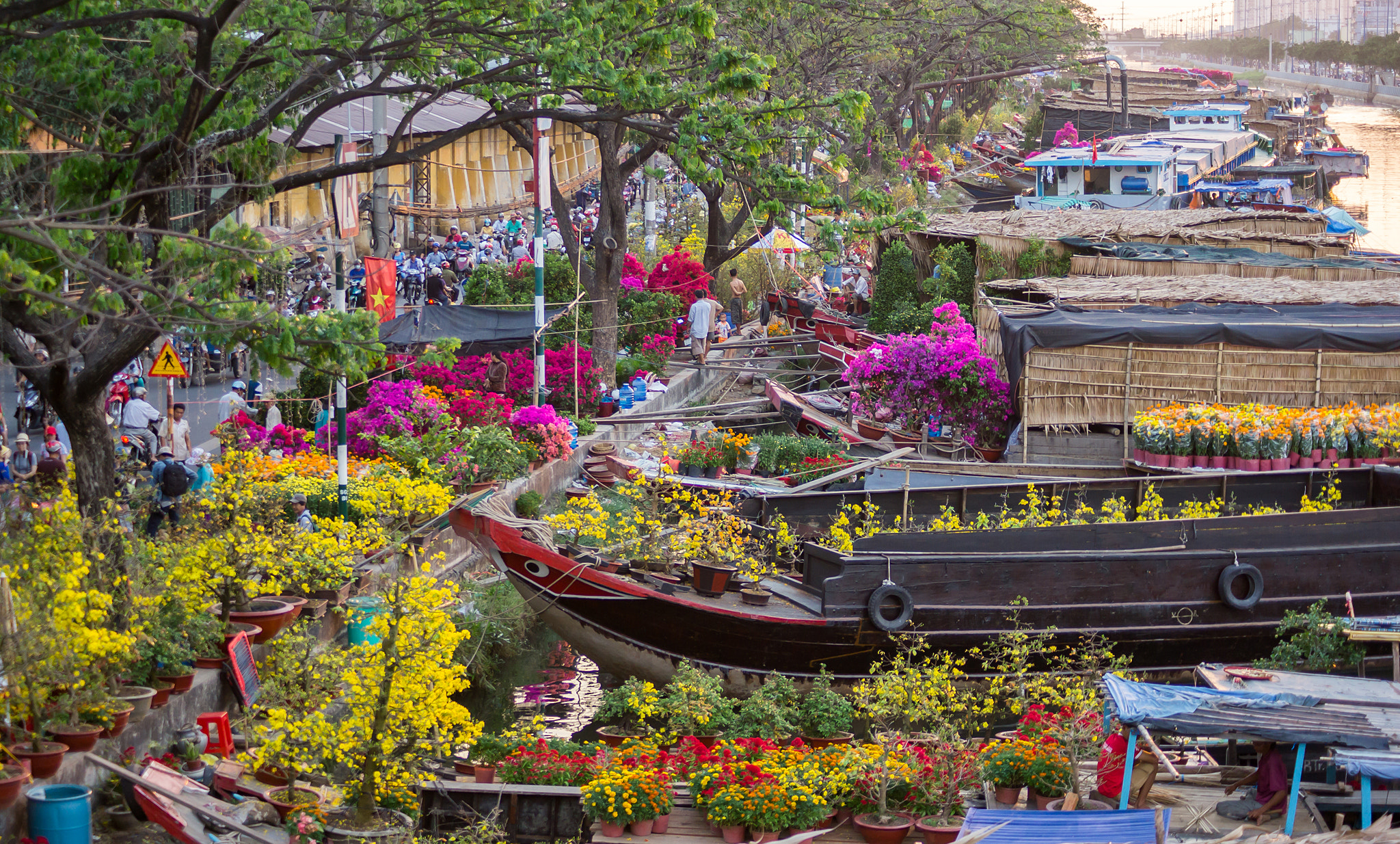 Sony DT 55-200mm F4-5.6 SAM sample photo. Ben binh dong () photography