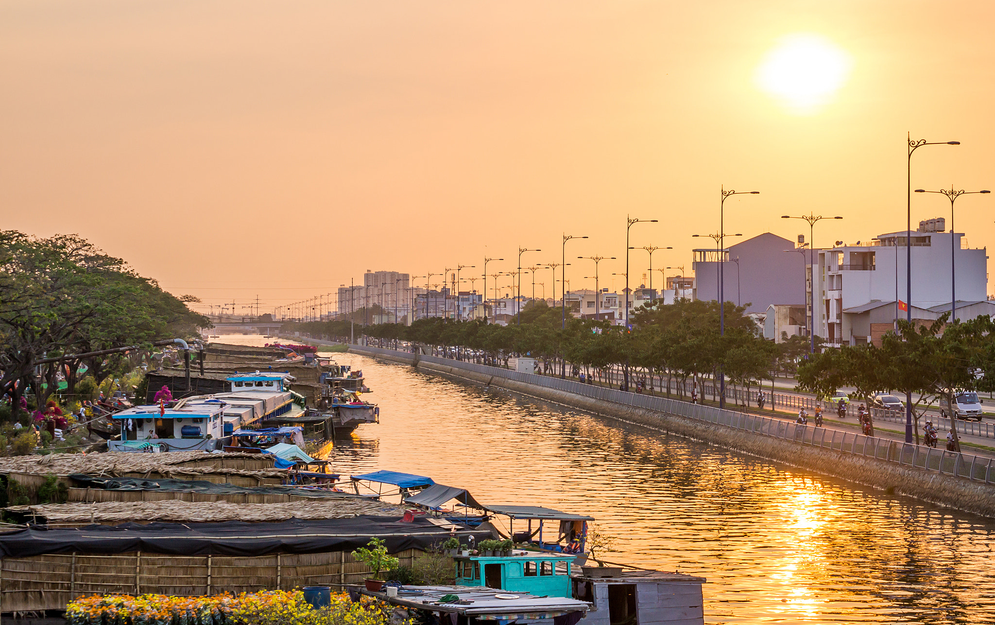 Sony DT 55-200mm F4-5.6 SAM sample photo. Ben binh dong () photography