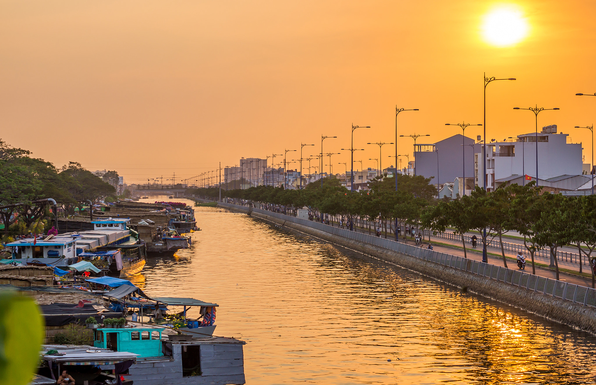 Sony DT 55-200mm F4-5.6 SAM sample photo. Ben binh dong () photography