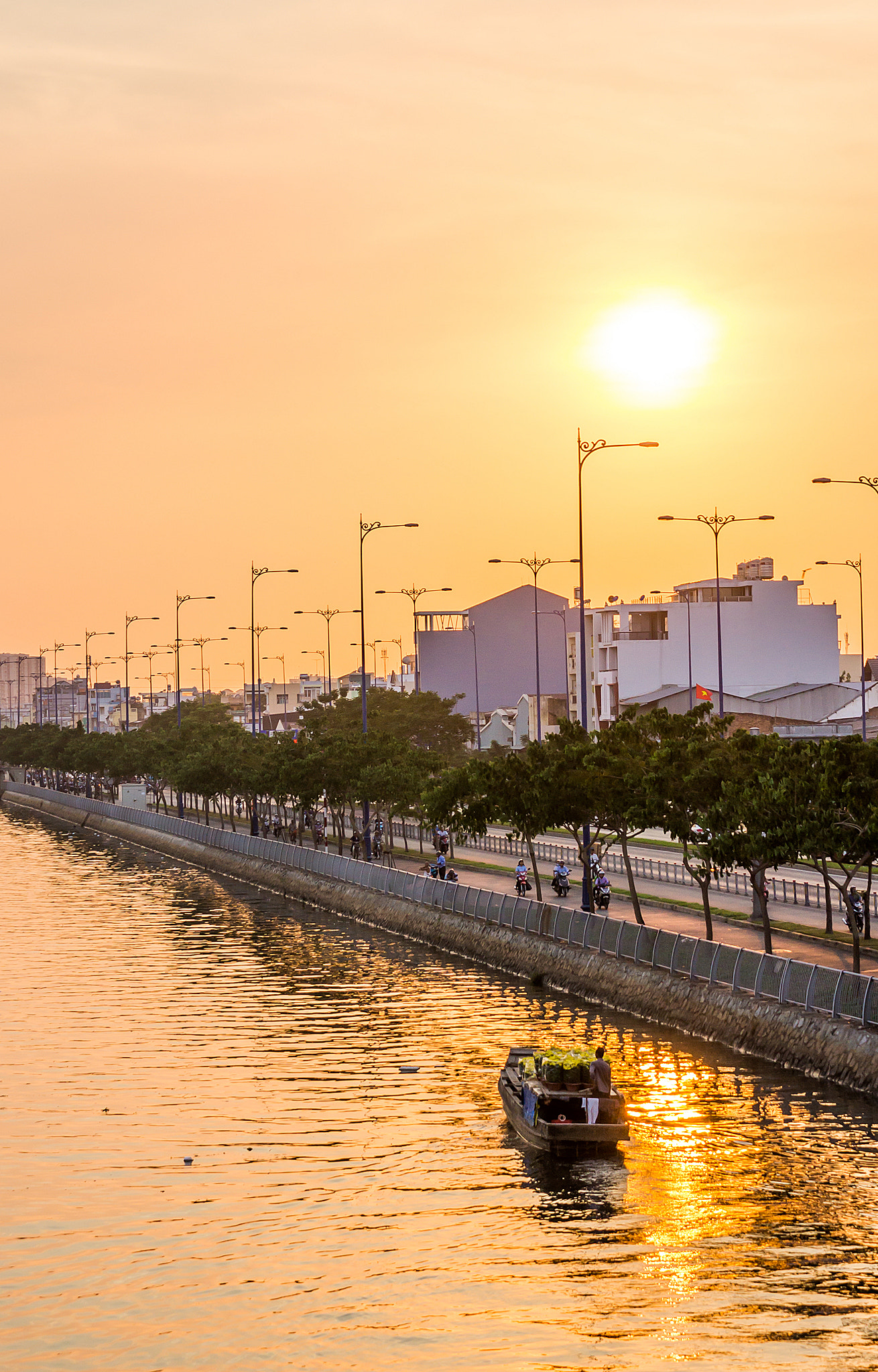 Sony DT 55-200mm F4-5.6 SAM sample photo. Ben binh dong () photography