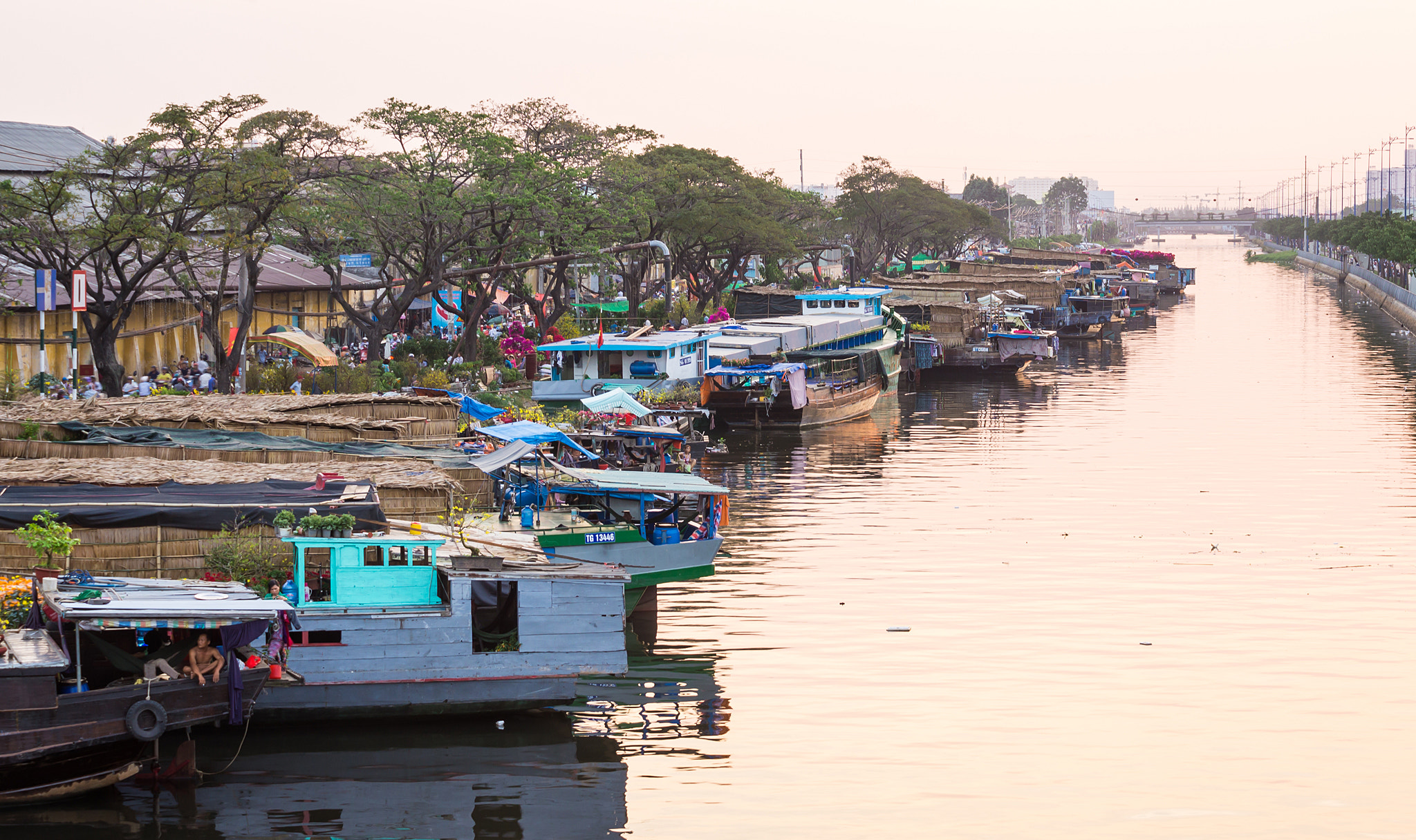 Sony DT 55-200mm F4-5.6 SAM sample photo. Ben binh dong () photography