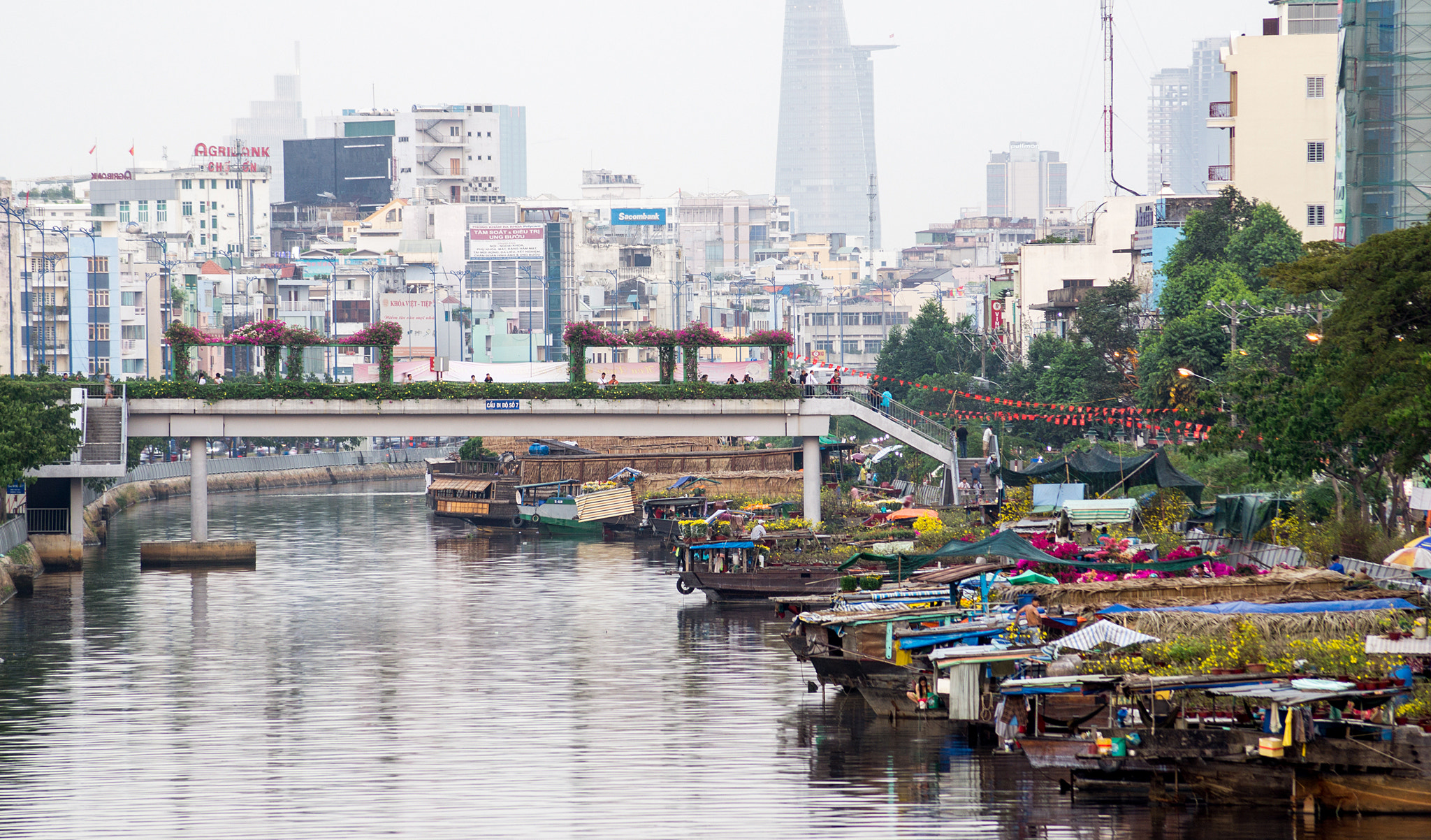 Sony DT 55-200mm F4-5.6 SAM sample photo. Ben binh dong () photography