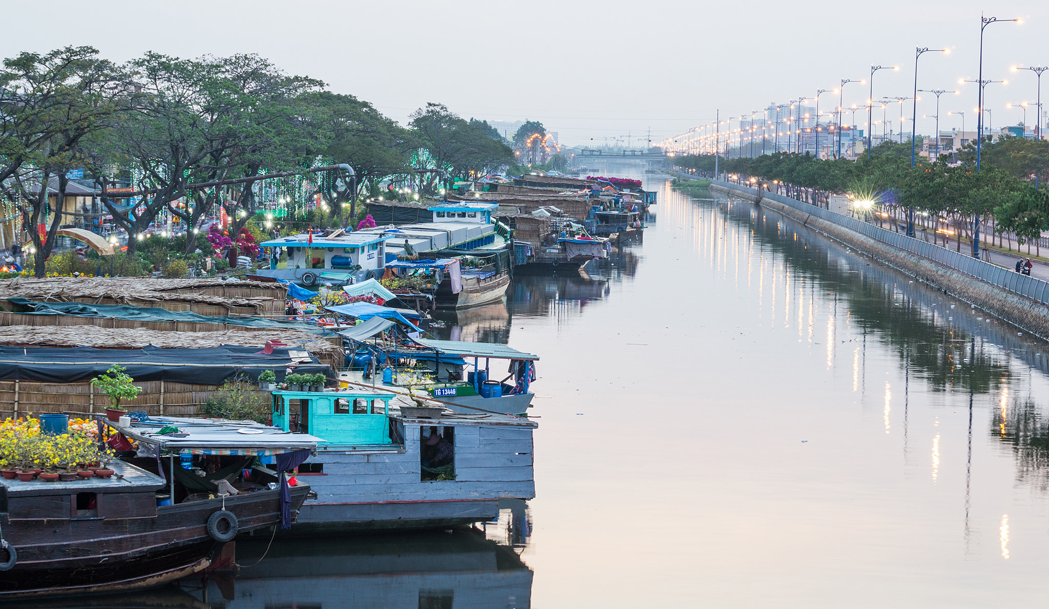 Sony DT 55-200mm F4-5.6 SAM sample photo. Ben binh dong () photography
