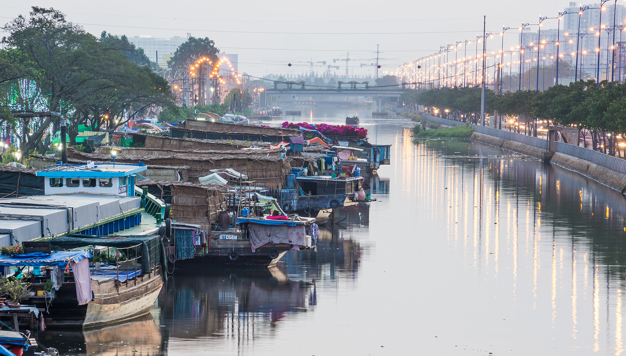 Sony DT 55-200mm F4-5.6 SAM sample photo. Ben binh dong () photography