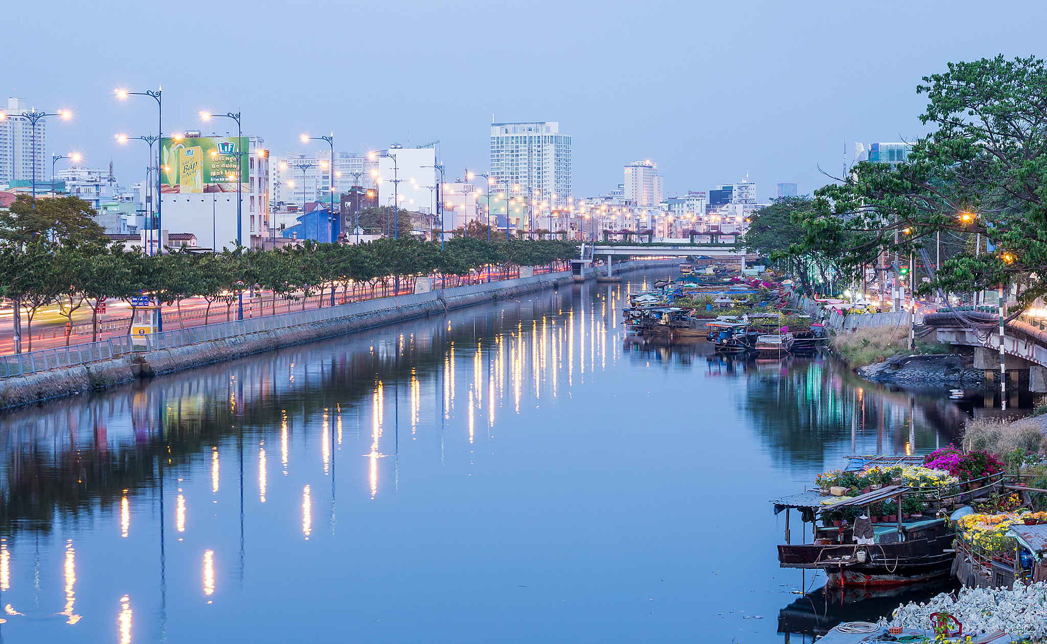 Sony DT 55-200mm F4-5.6 SAM sample photo. Ben binh dong () photography