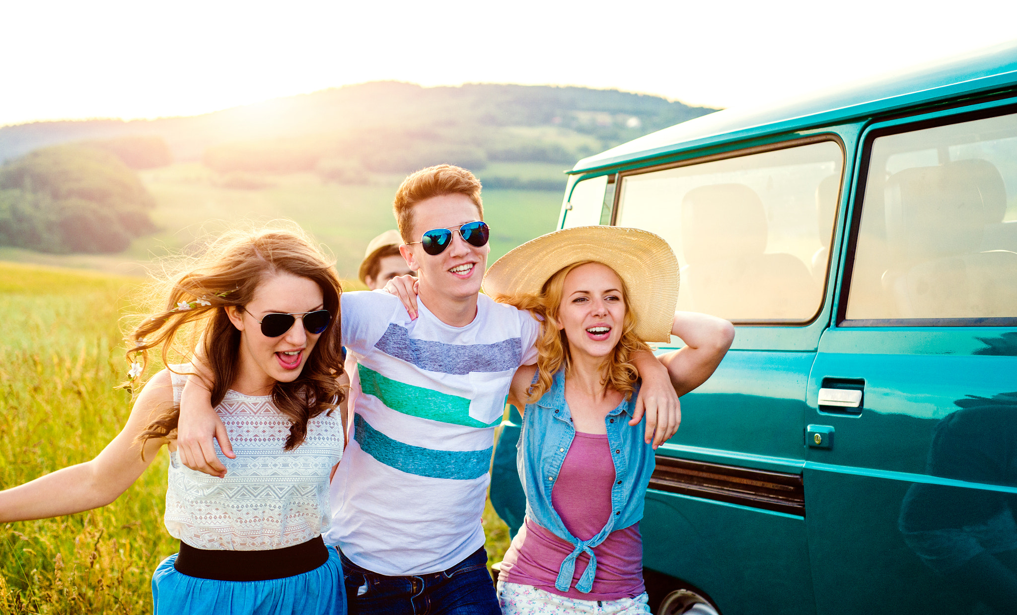 Nikon D4S sample photo. Young frieds with campervan, green nature and blue sky photography