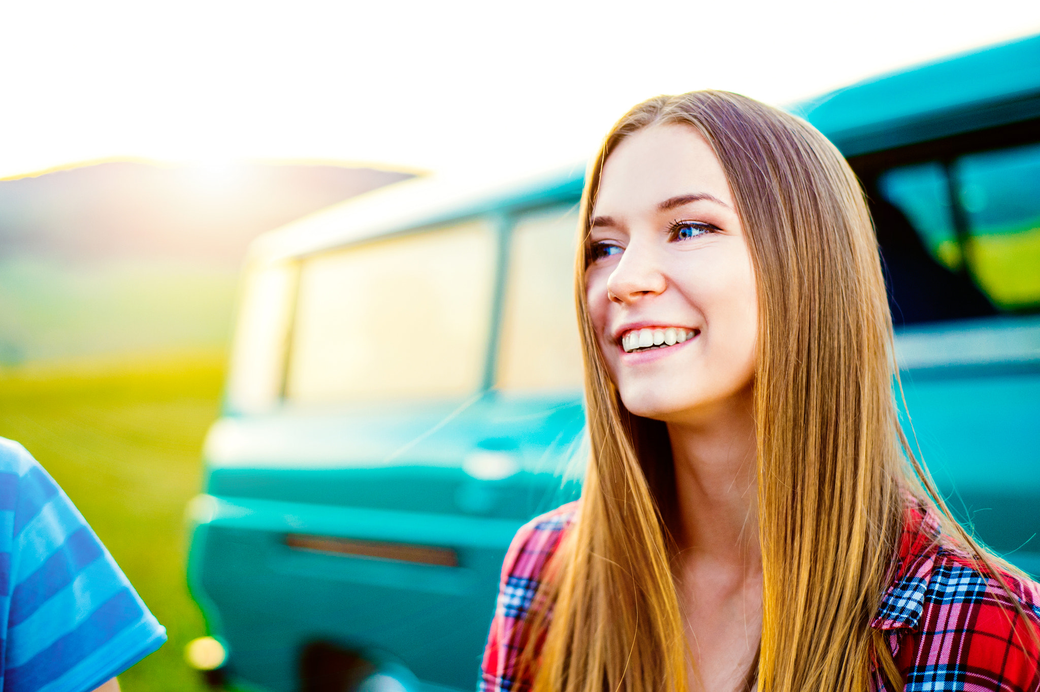 Nikon D4S sample photo. Teenage girl smiling against green campervan outside in nature photography