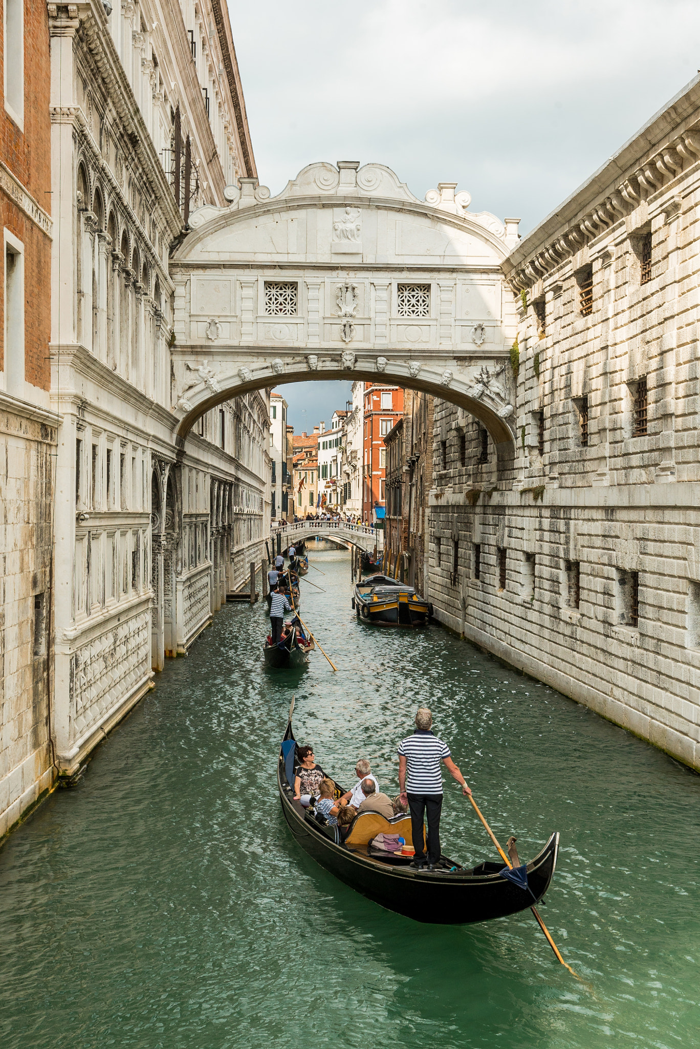 24-105mm F4 G SSM OSS sample photo. Gondola service in italy photography